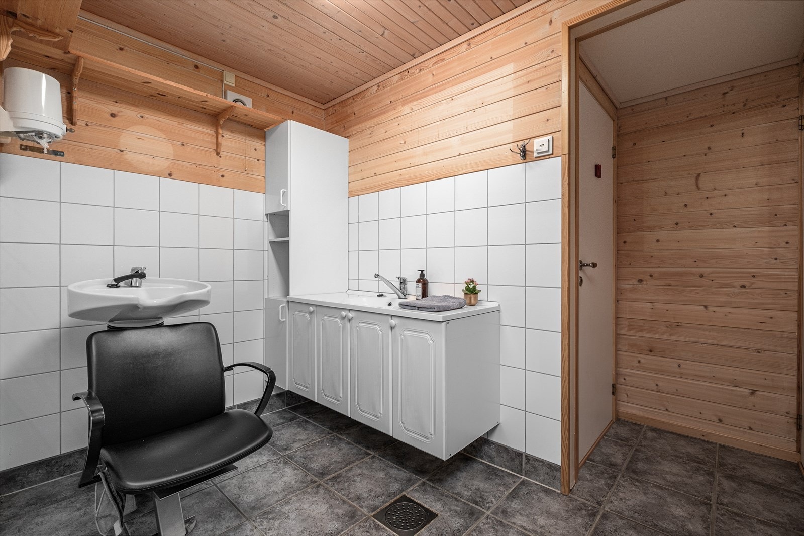 Sokkeletasjen er innredet i dag som en frisørsalong med vann/avløp og toalett. Galleribilde