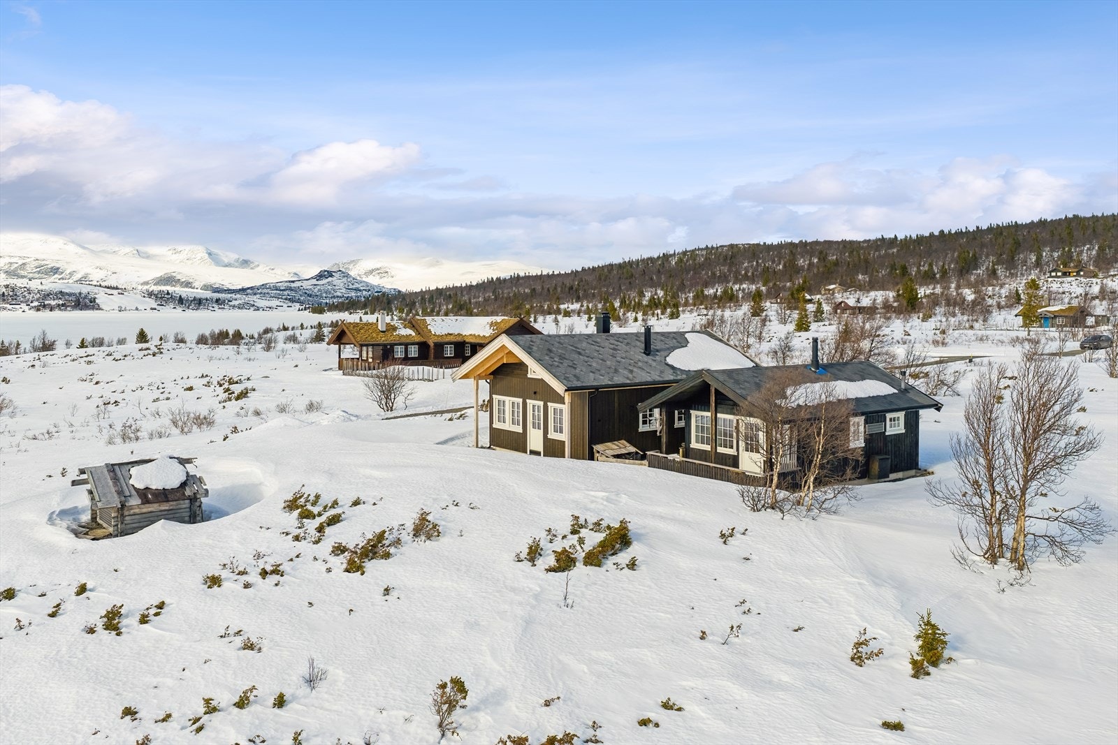 Den nydelige utsikten kan ikke nevnes for ofte, og kan gjerne nytes ute på terrassen eller inne fra hytta som har alle fasiliteter. Galleribilde