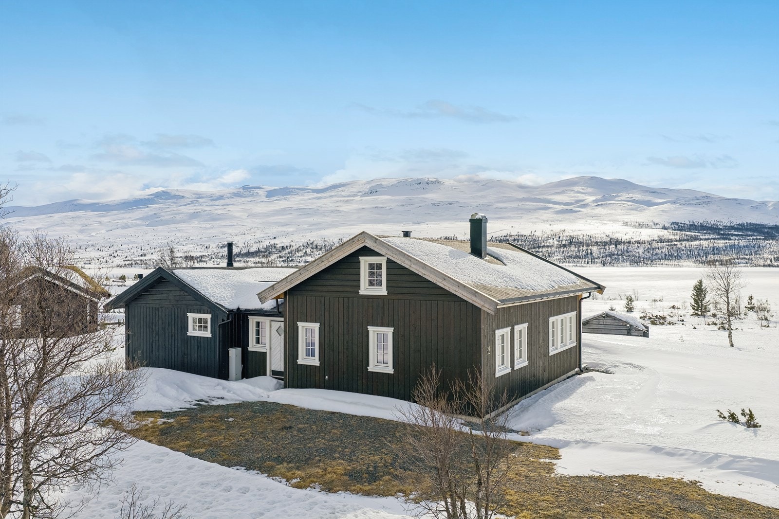 Start gjerne sommerdagen med en frisk morgendukkert, prøv fiskelykken eller ta en liten rotur. Syndin er et eldorado for alle sykkelentusiaster og mulighetene for fjellturer er mange. Galleribilde