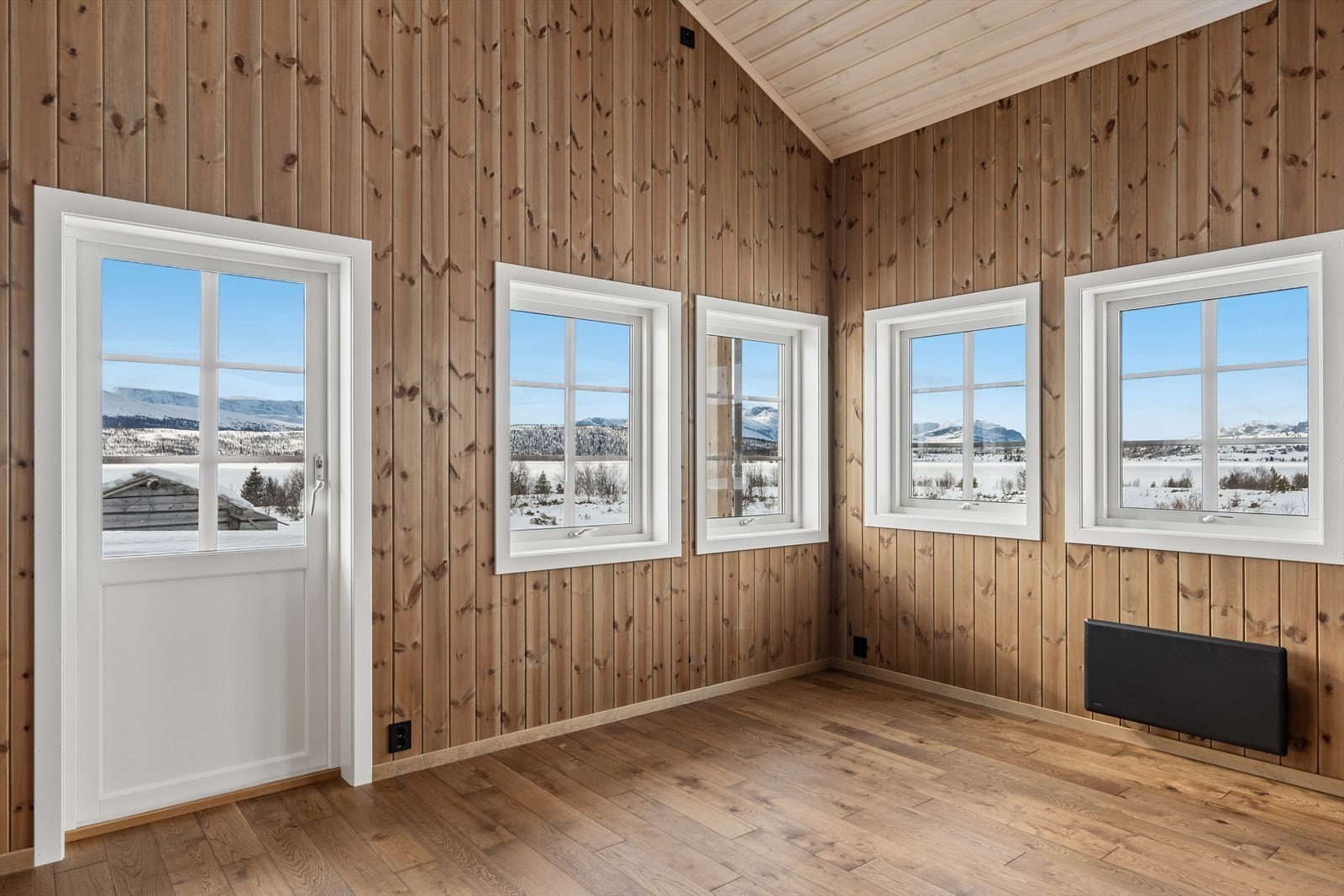Utsikten varierer gjennom døgnet og året med skiftende vær og lysforhold! Galleribilde