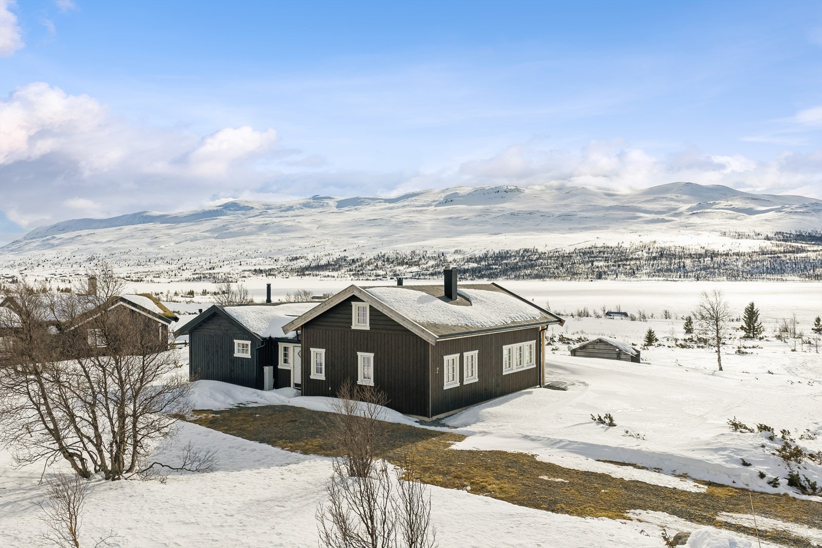Denne fine eiendomm ligger meget solrikt til opp for vannet på Nordre Syndin, nær 950 moh. Her kan man nyte gode dager med storslått utsikt over vannet, stølslaget og fjell som blant annet Kruk og Geiteknappen, to topper på Gilafjellet i Helin Plantepark. Galleribilde