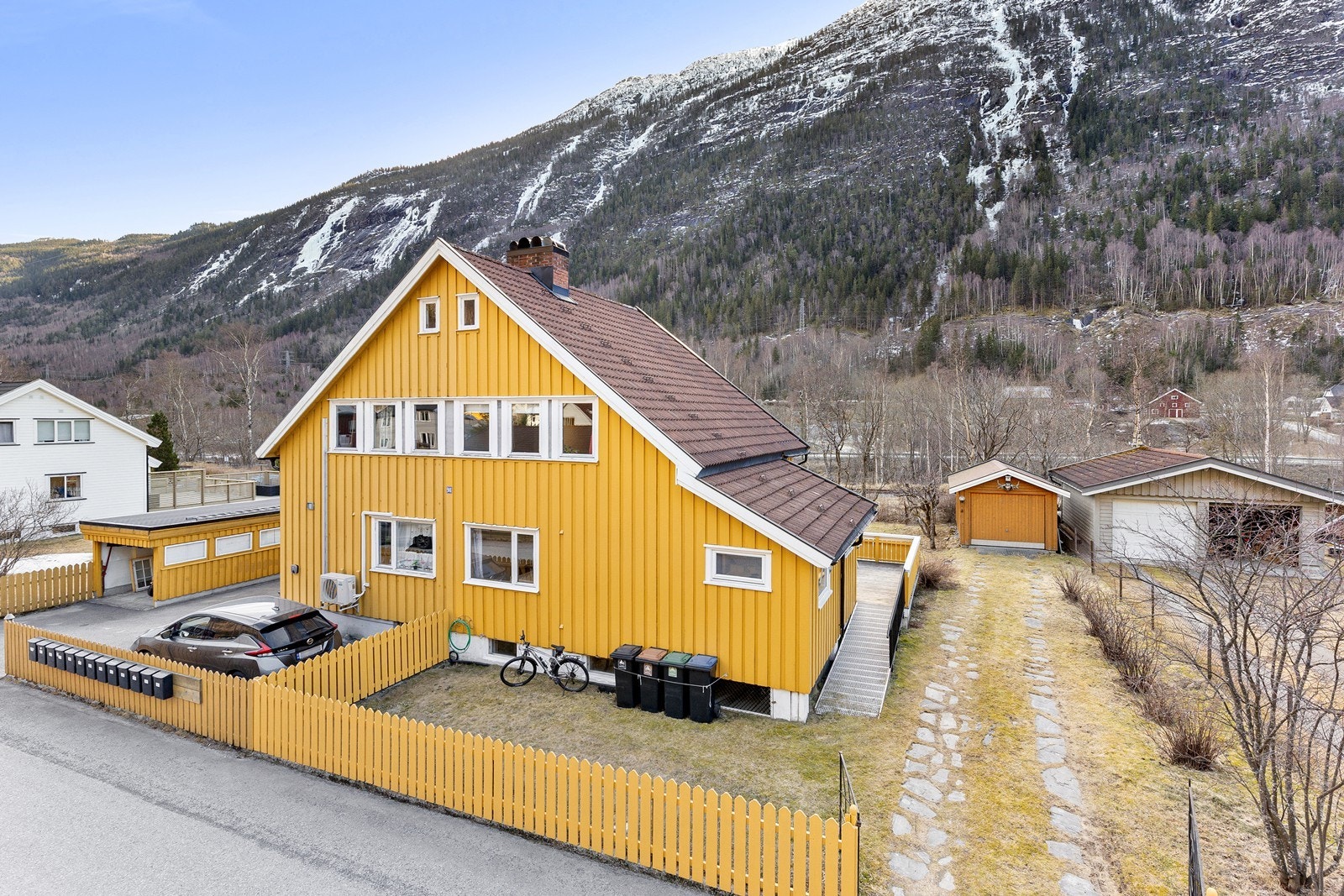 På eiendommen er det også en garasje Galleribilde