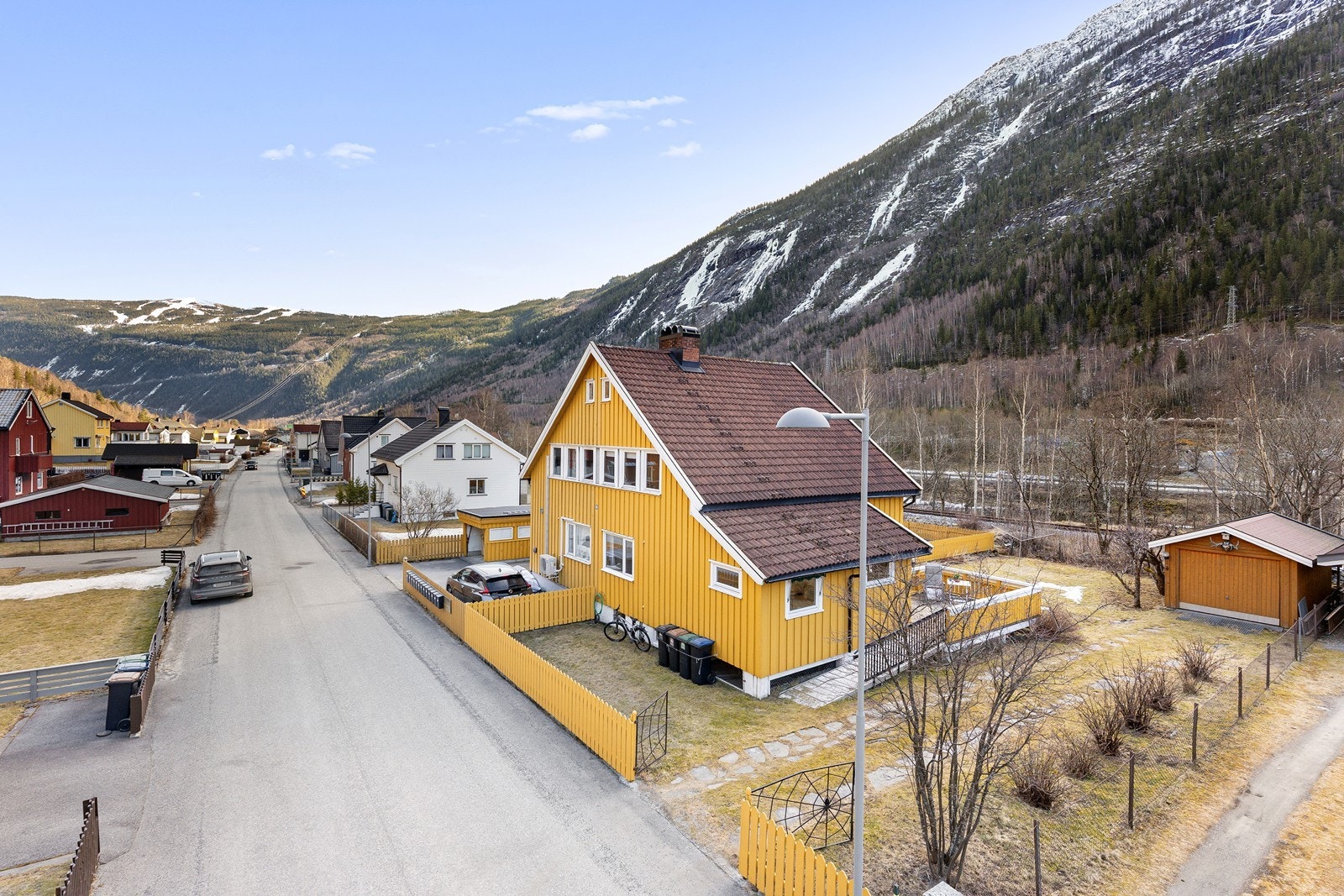 Man har ingen naboer på sørsiden av eiendommen, her passerer jernbanen og elven Måna Galleribilde