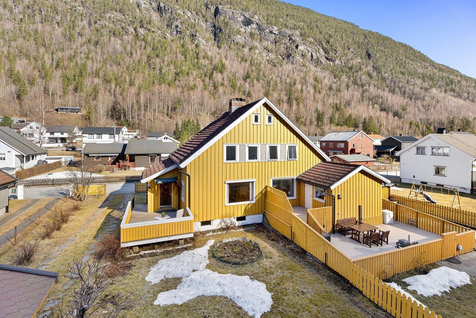 Fasade - boligen har en attraktiv beliggenhet i et populært område i nedre del av Rjukan Galleribilde