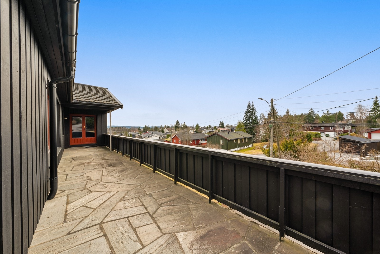 Den sydvestvendte verandaen er på hele 30 m² og har dekke av skiferfliser. Galleribilde