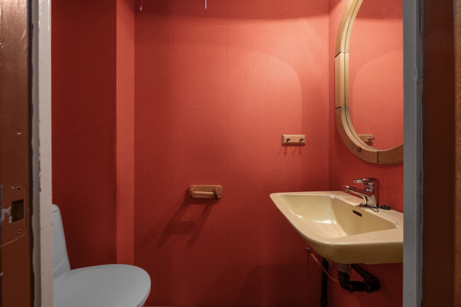 I tillegg til badet har etasjen et separat toalettrom med servant og toalett. Galleribilde