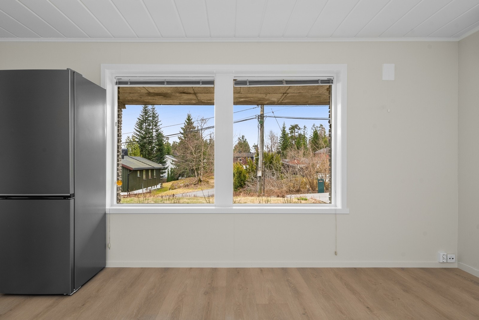 Rommet har laminat på gulvet og en egen luft-til-luft varmepumpe for effektiv oppvarming. Galleribilde