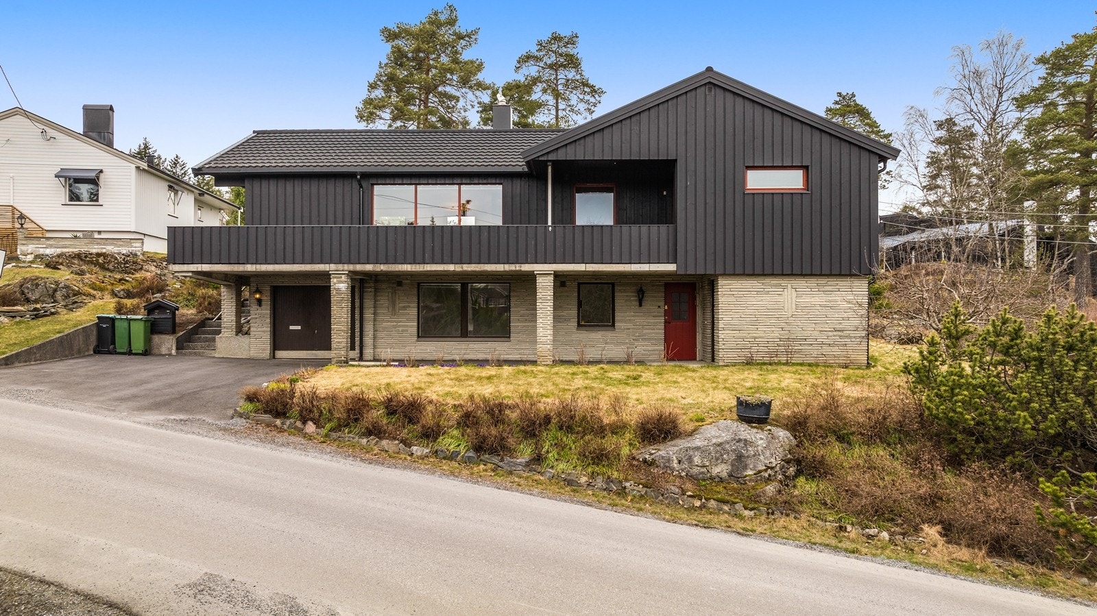 Huset har en flott plassering på tomten med gode sol- og utsiktsforhold. Galleribilde