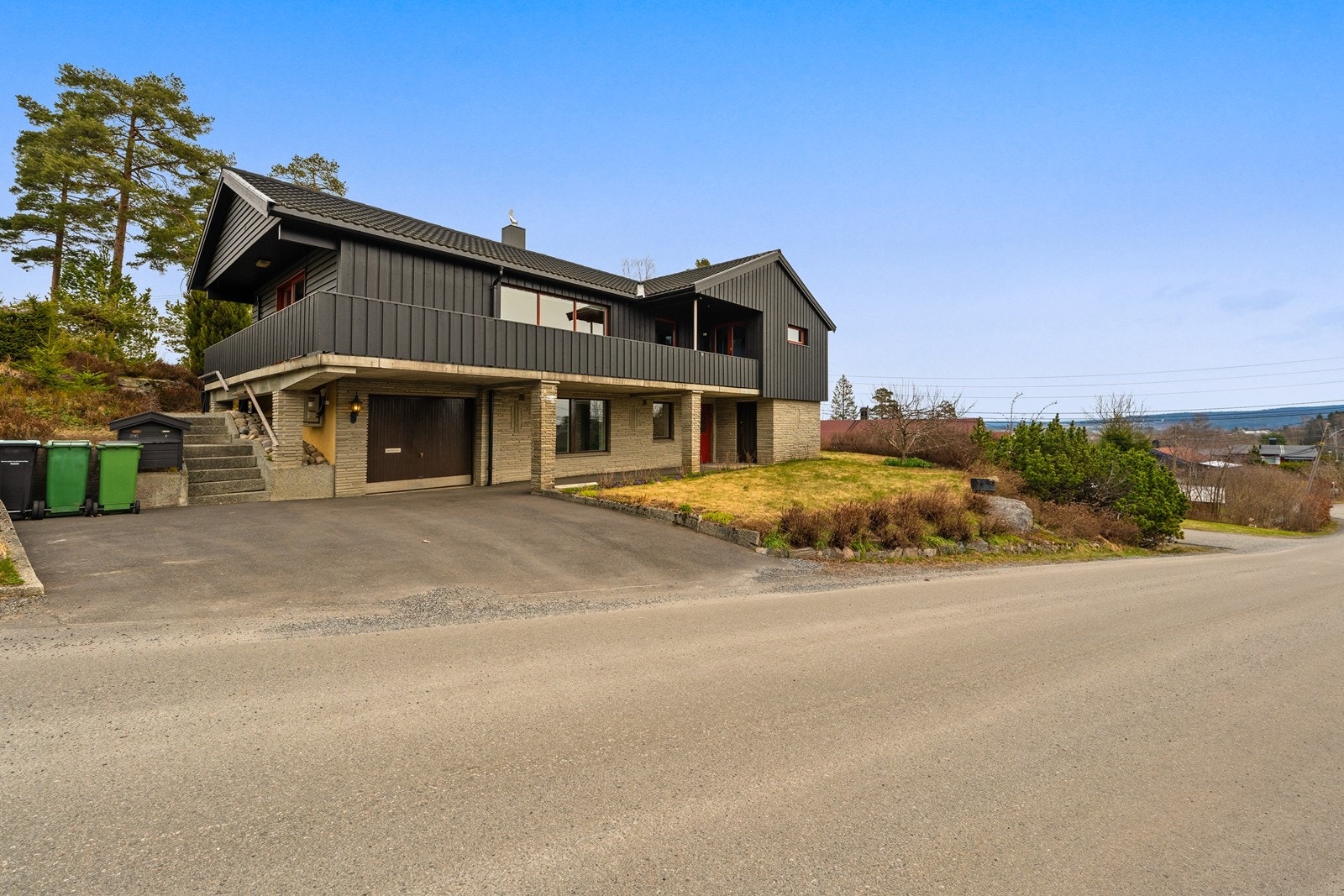Boligen har en svært fleksibel planløsning med en egen, separat boenhet i underetasjen. Denne enheten har egen inngang og er ideell for utleie, en tenåringsavdeling eller som hjemmekontor. Galleribilde