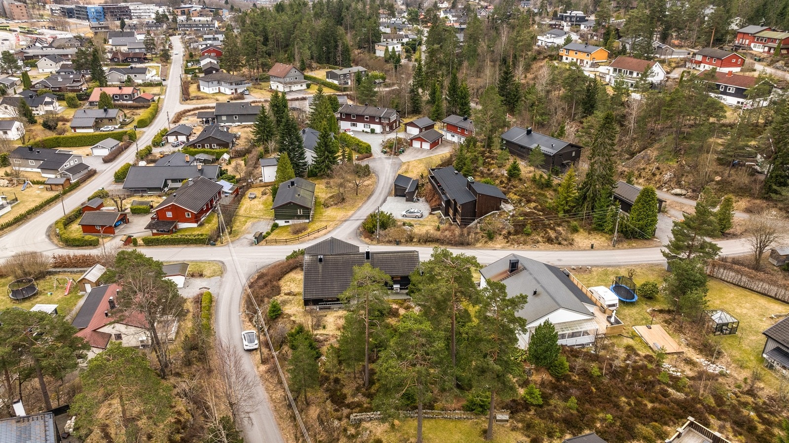 Oversikt over nabolaget som beskrives som en 'trygg oase' med store, romslige tomter. Galleribilde
