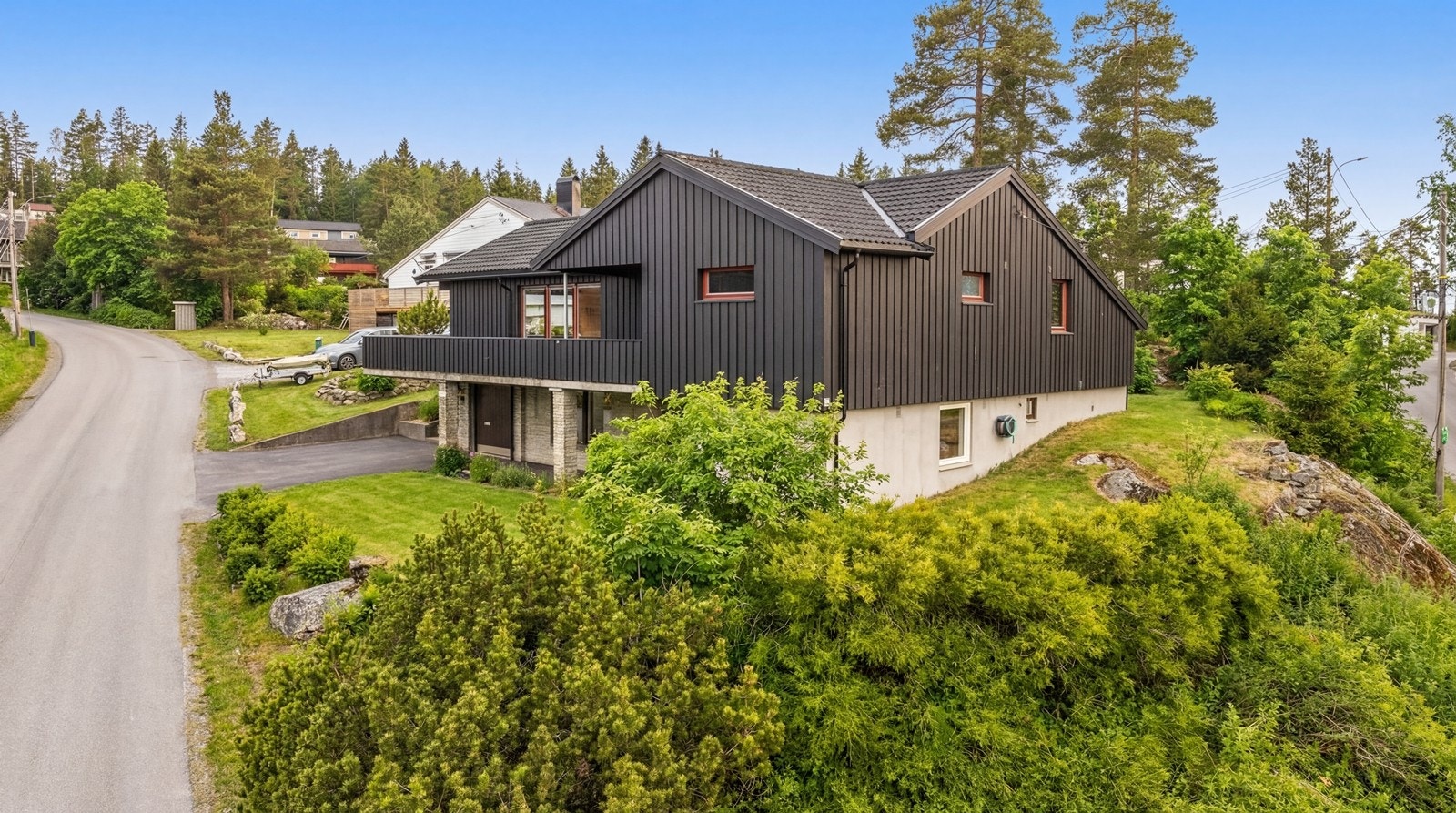 Huset har en flott plassering på tomten med gode sol- og utsiktsforhold. Galleribilde