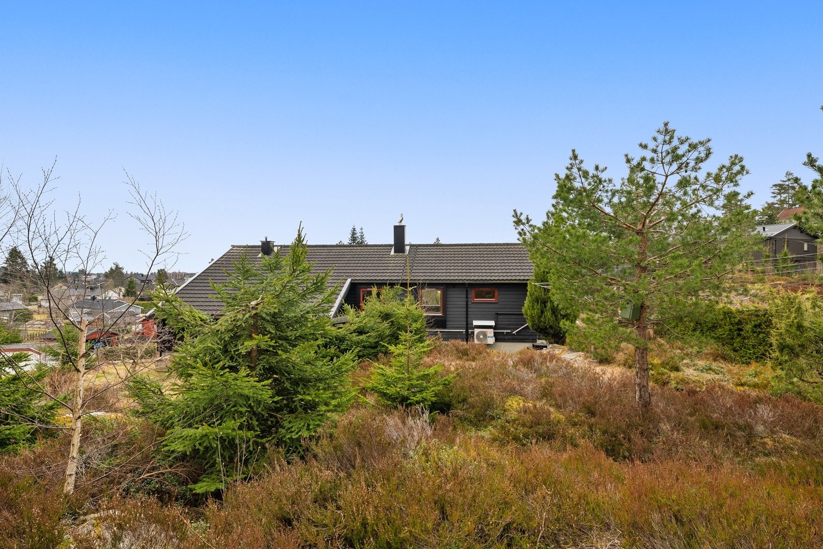 Tomten er dels naturtomt, noe som gir en fin overgang til de grønne omgivelsene. Galleribilde