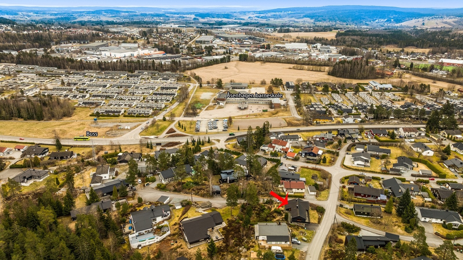 Nærmeste bussholdeplass er Åsenhagen skole, kun 3 minutters gange unna, med linjer som tar deg effektivt videre. Galleribilde