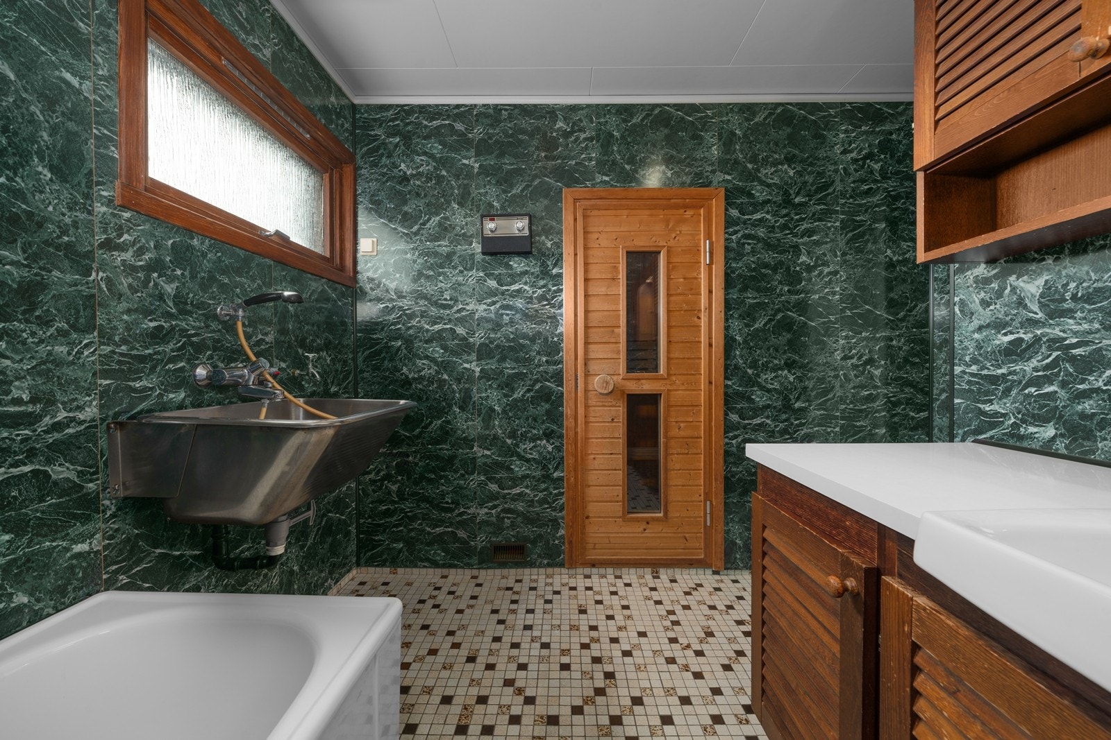 Fra badet er det direkte inngang til boligens badstue. Galleribilde