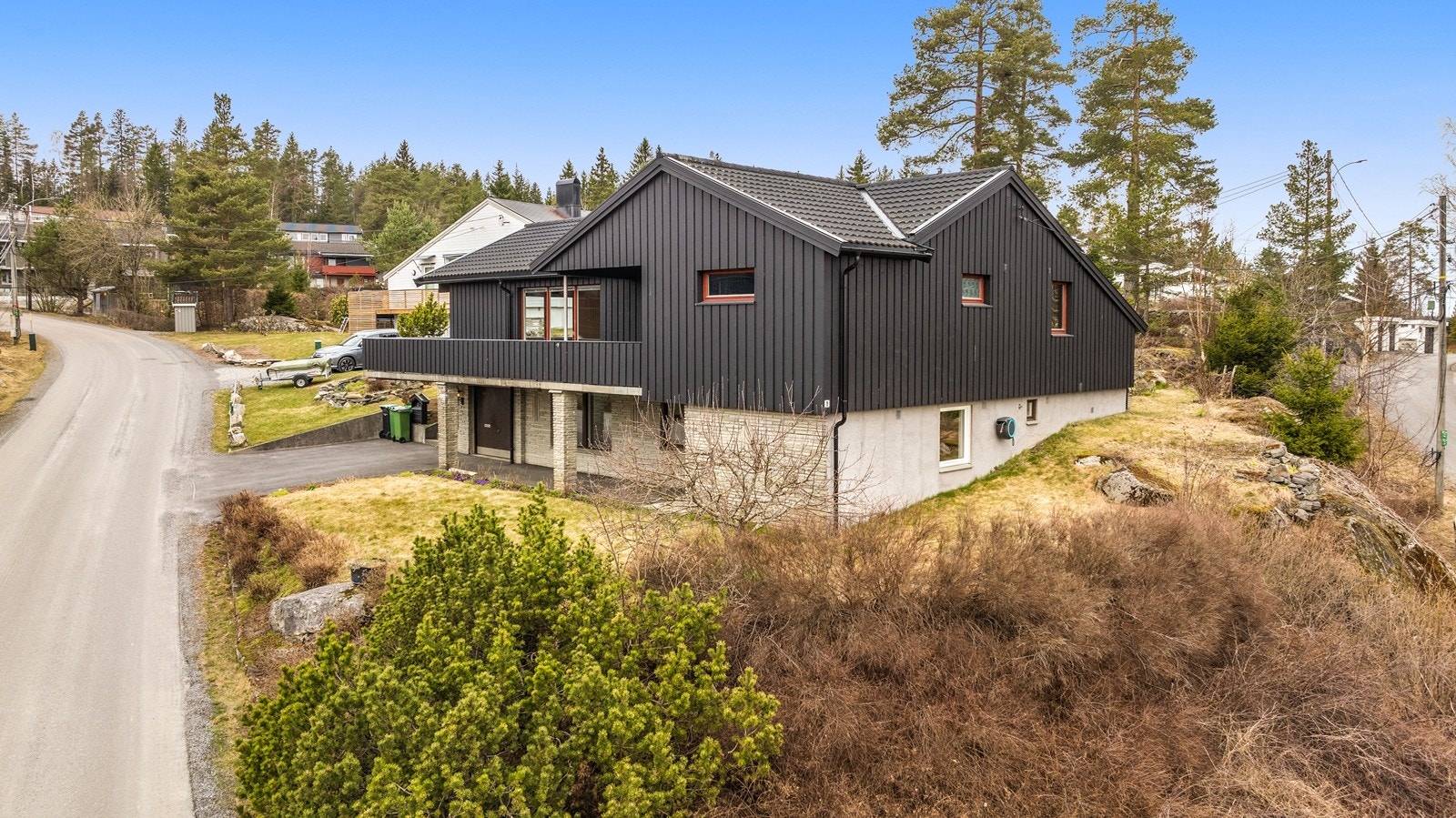 Eiendommen ligger på en svakt skrånende tomt som er opparbeidet med asfaltert gårdsplass, gressplen og naturtomt. Yttertaket er tekket med Decra takplater fra 2012. Galleribilde