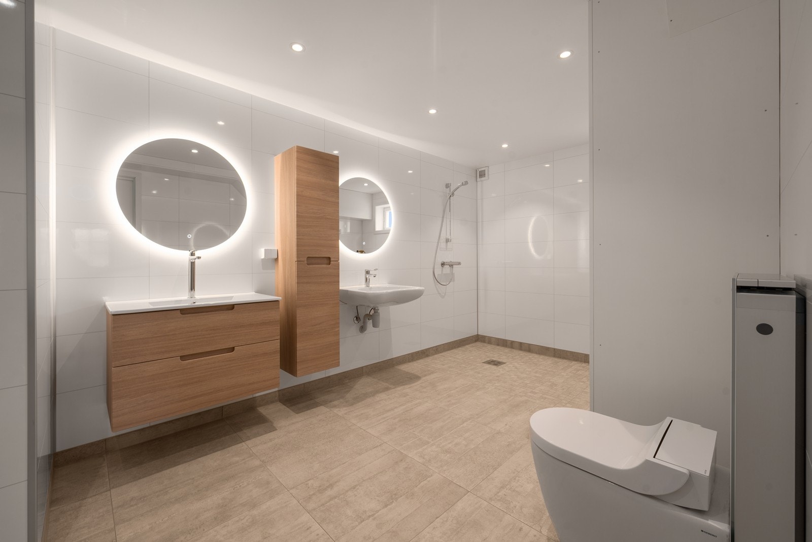 Rommet har veggmontert innredning, dusjnisje, downlights i taket og mekanisk avtrekksvifte. Rommet er innredet med tanke på tilpasning til rullestolbrukere. Galleribilde