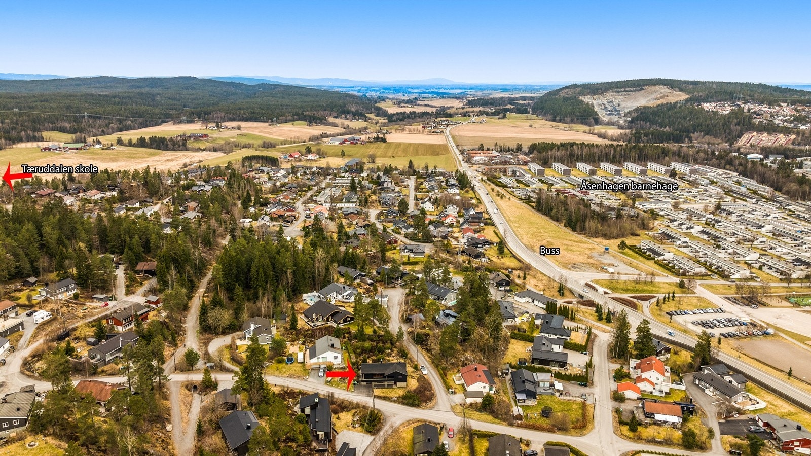 For de eldre barna er det trygg vei til Tæruddalen skole, som ligger ca. 1,4 km fra boligen. Galleribilde