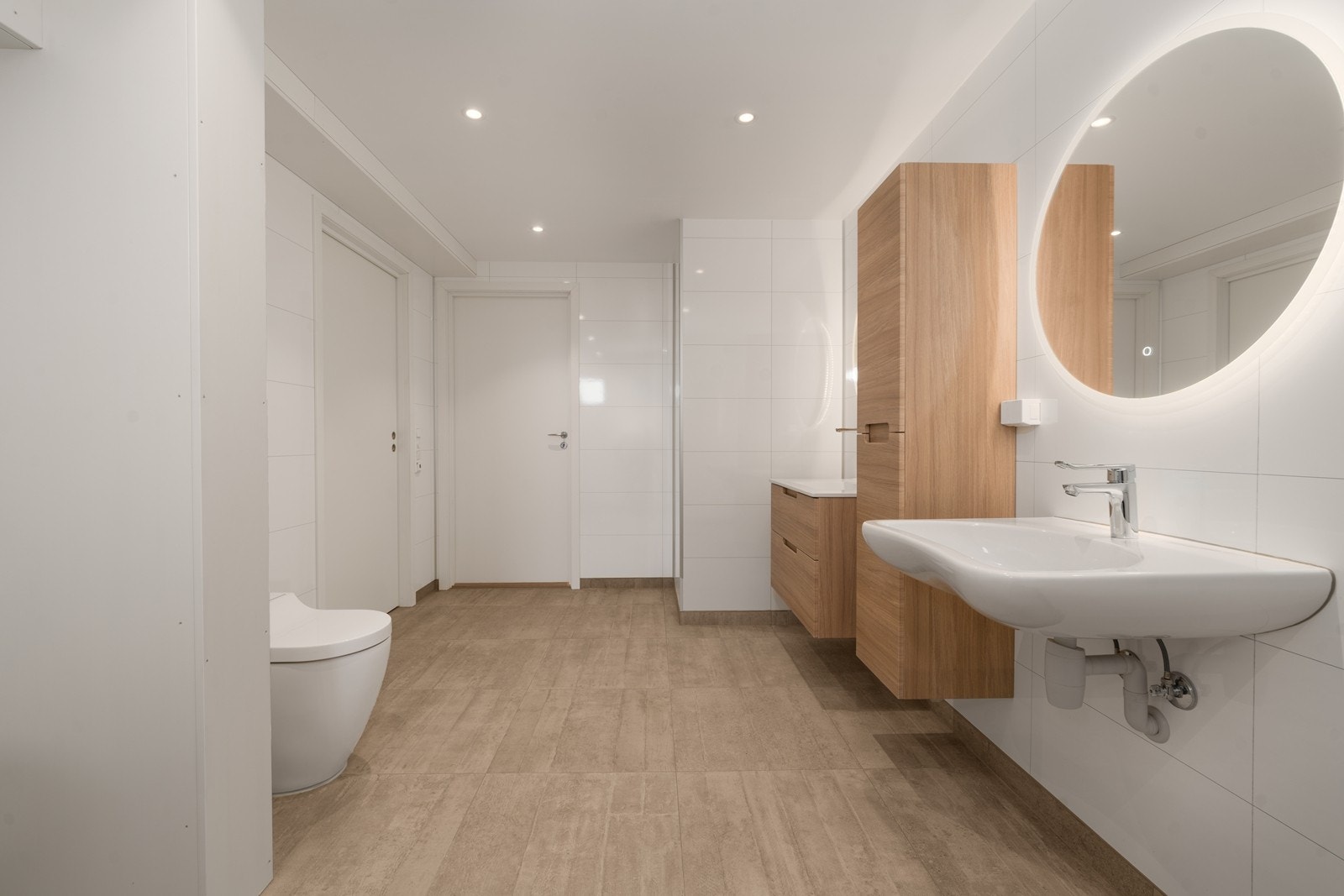 Badet er utstyrt med moderne rør-i-rør system, og fordelerskapet er plassert i veggen. Veggene har våtromsplater. Galleribilde
