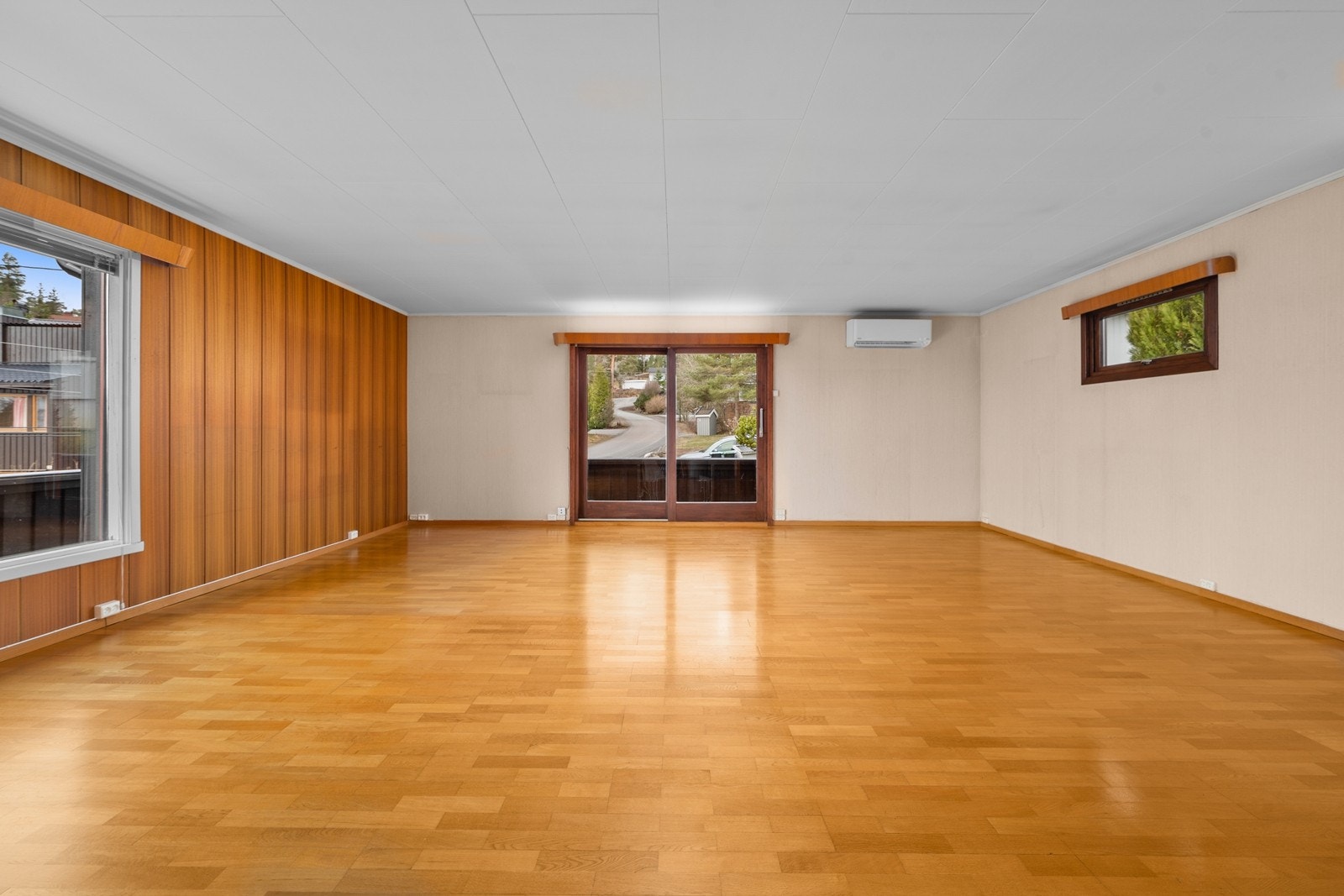 Fra stuen er det direkte utgang via heve-/skyvedør til en stor, sydvestvendt veranda. Galleribilde