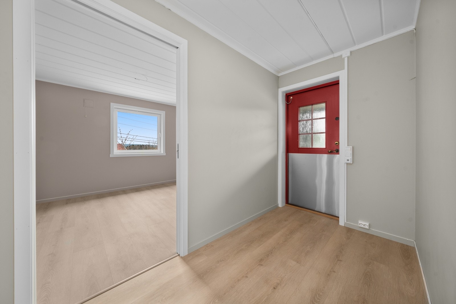 Den separate boenheten i underetasjen har egen profilert entrédør med glassfelt og sikkerhetslås. Galleribilde