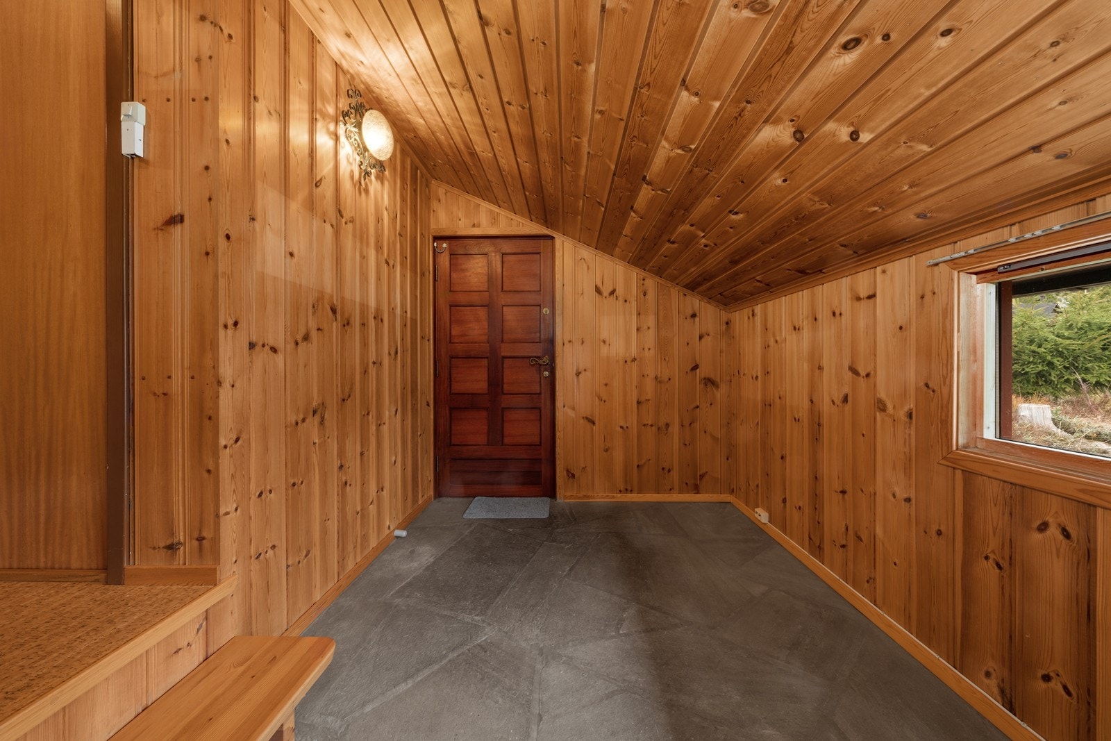 Entréen i første etasje har slitesterke skiferfliser på gulvet og panel på vegger og i himling. Galleribilde