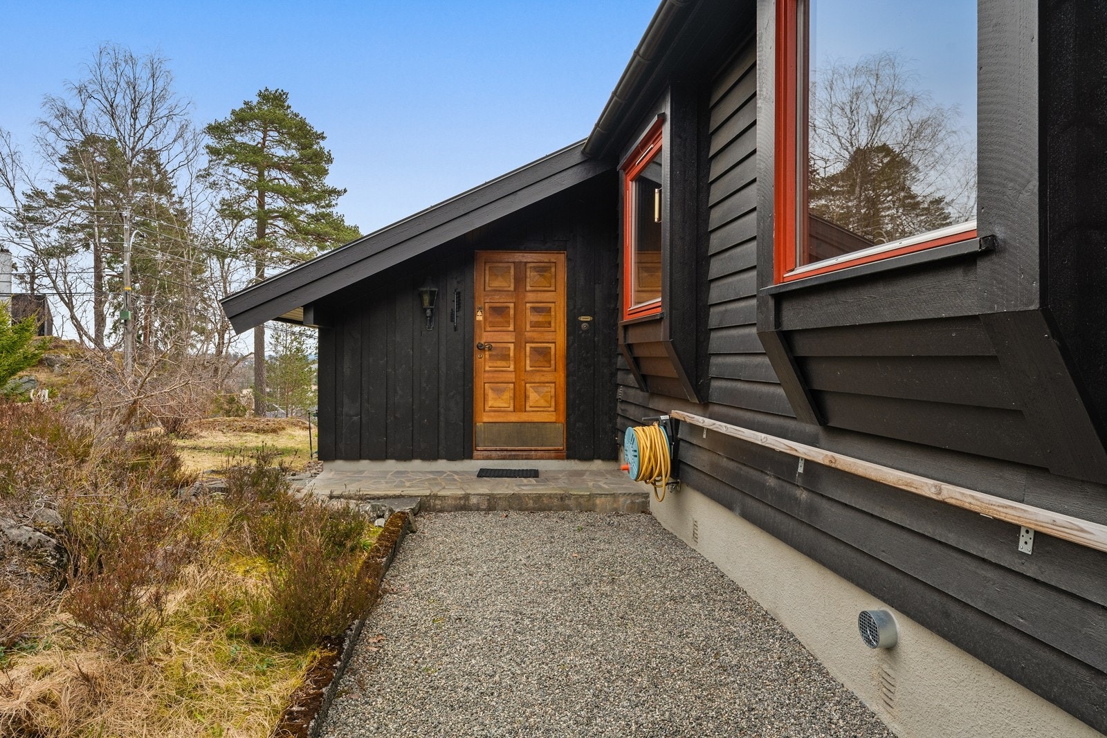Hovedinngangen til boligens første etasje. Entrédøren er en profilert tredør med sikkerhetslås. Galleribilde