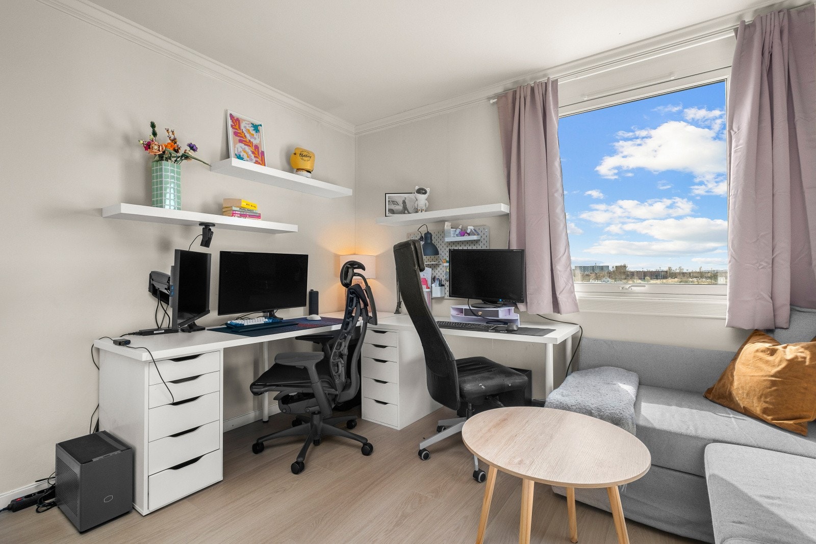 Rommet har god plass til både en romslig arbeidsstasjon og en sofagruppe. Galleribilde