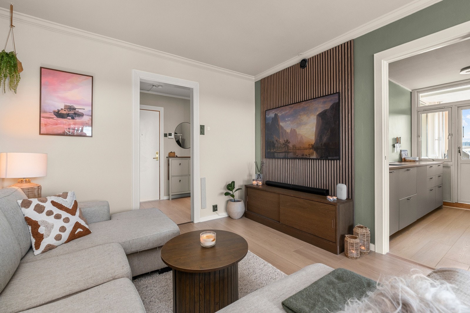 Spileveggen i stuen er et moderne element som gir rommet særpreg og en lun sone for TV-en. Galleribilde