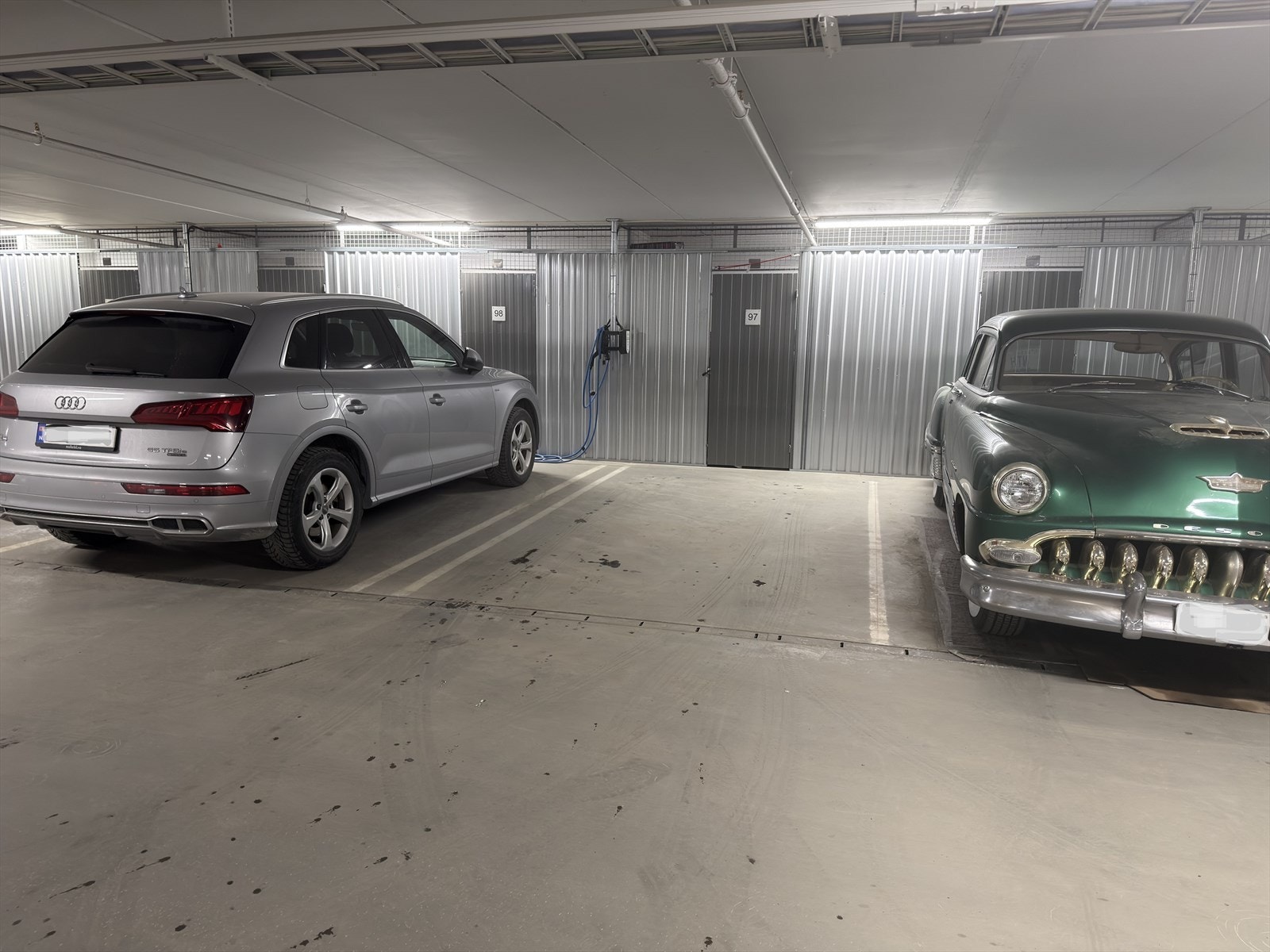 Det medfølger en fast plass i parkeringsgarasje med tilhørende bod. Felleskostnadene inkluderer denne plassen. Galleribilde