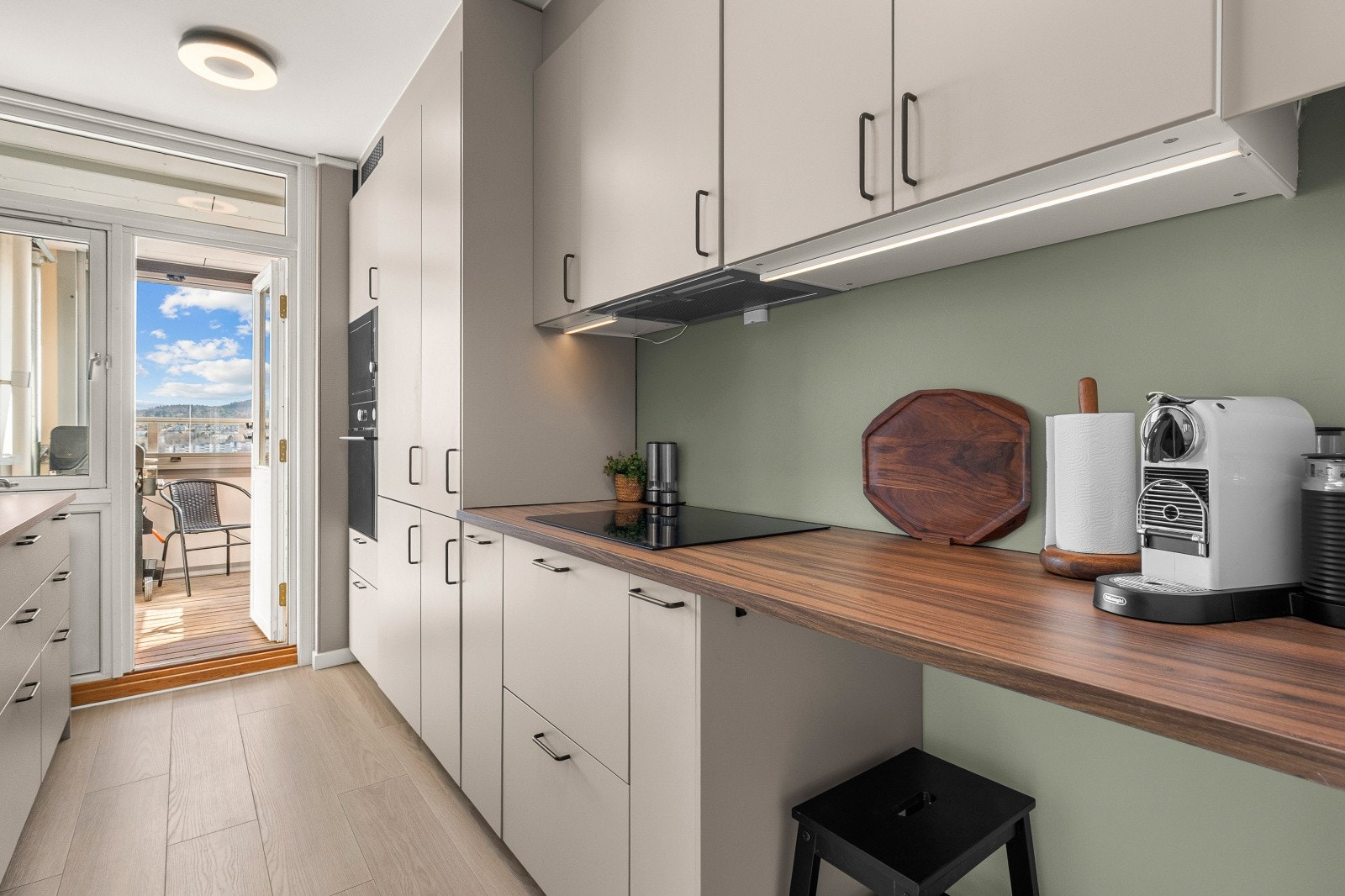 Nytt og stilrent kjøkken fra Ikea, montert i nyere tid. Herfra er det utgang til en av de to innglassede balkongene. Galleribilde