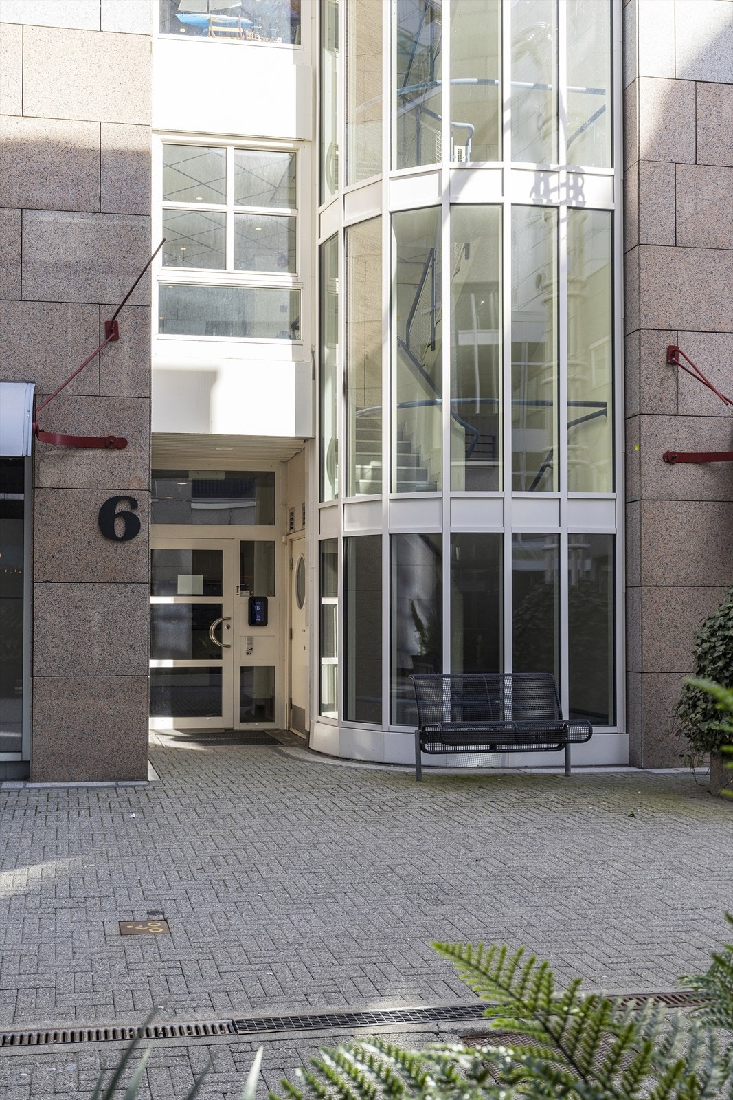 Bygget har heis, og leiligheten ligger i 2. etasje. Sameiet er veldrevet med egne vaktmester- og renholdstjenester. Galleribilde