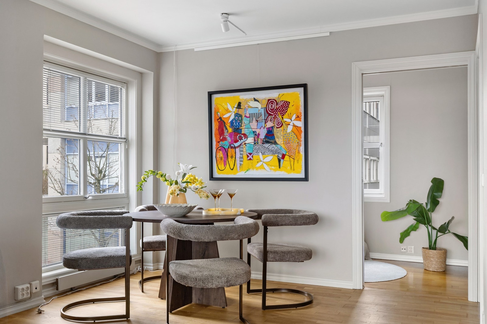 Spiseplassen er plassert i en lys og trivelig del av stuen. Galleribilde