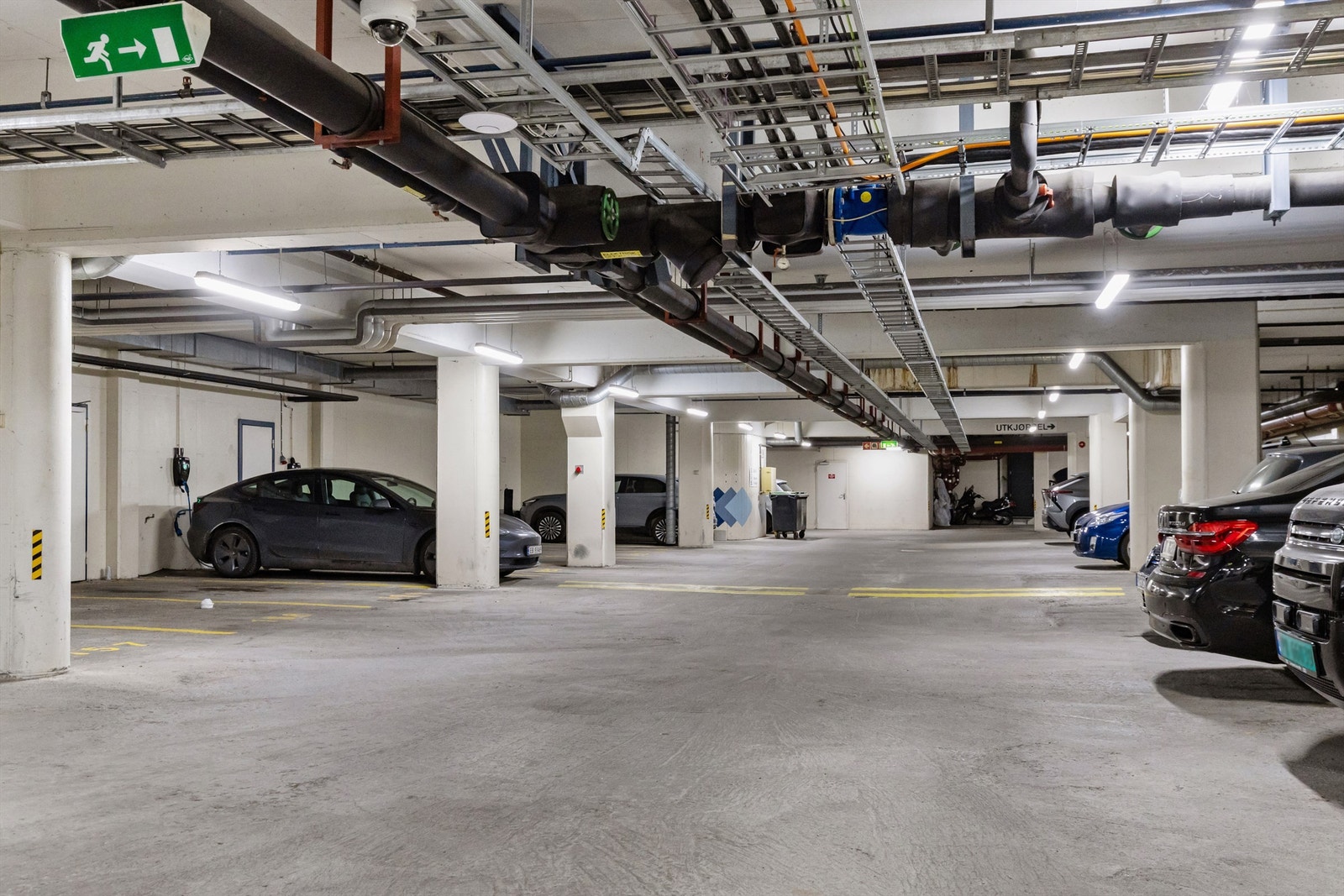 Det medfølger en fast parkeringsplass i lukket anlegg, med mulighet for montering av elbillader. Galleribilde