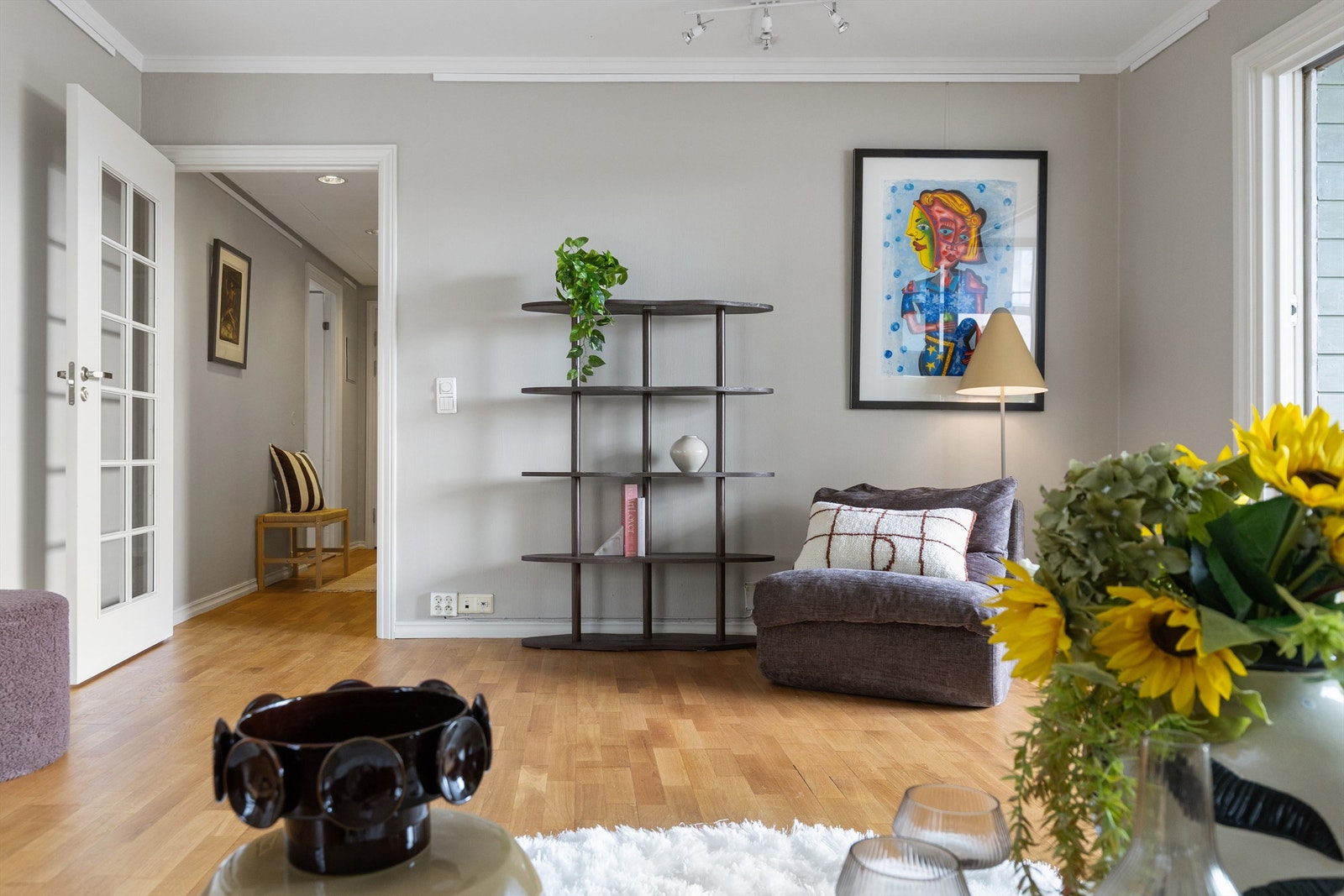 Fra stuen er det inngang til gangen, som leder videre til resten av leiligheten. Galleribilde