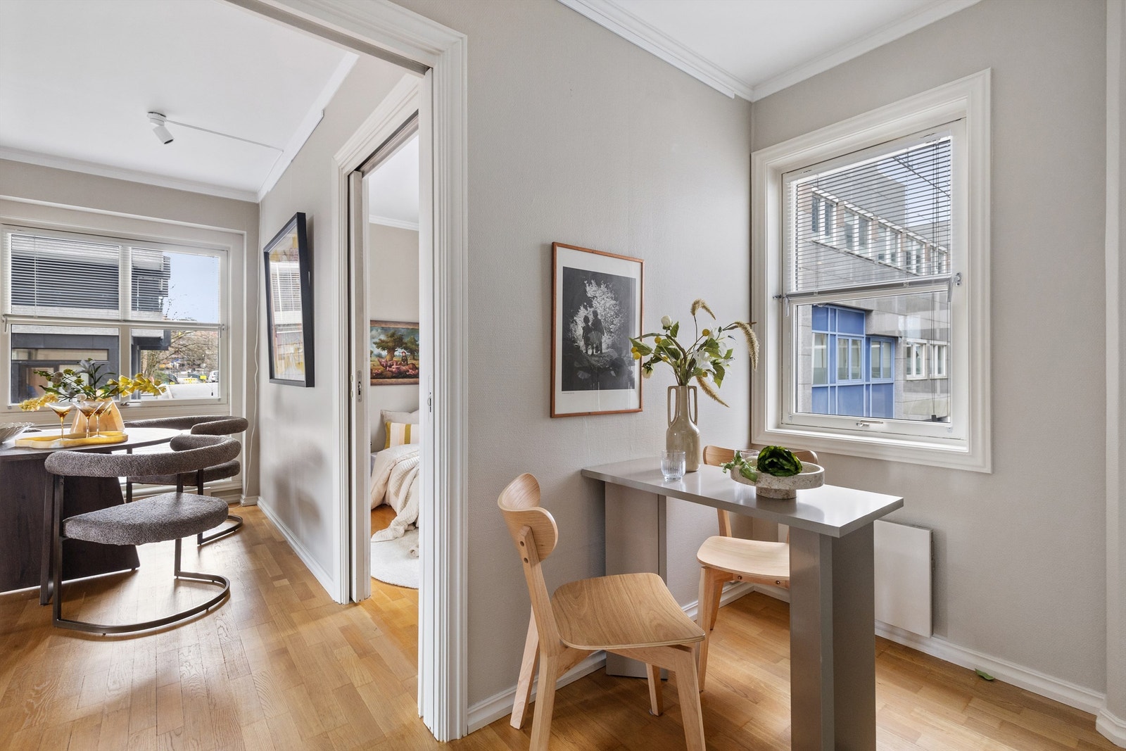 Stuen er romslig og gir god plass til både sofagruppe og spisebord. Galleribilde