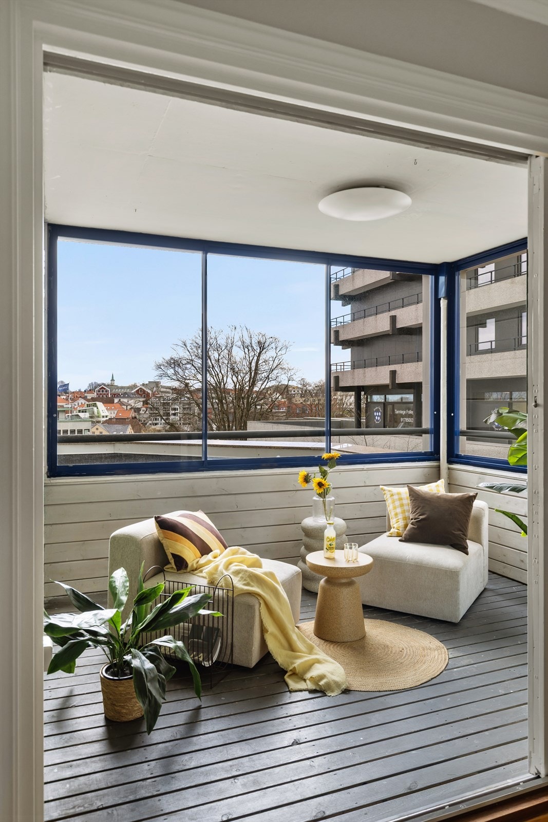 Balkongen har terrassebord på gulvet og god plass til en sittegruppe. Galleribilde