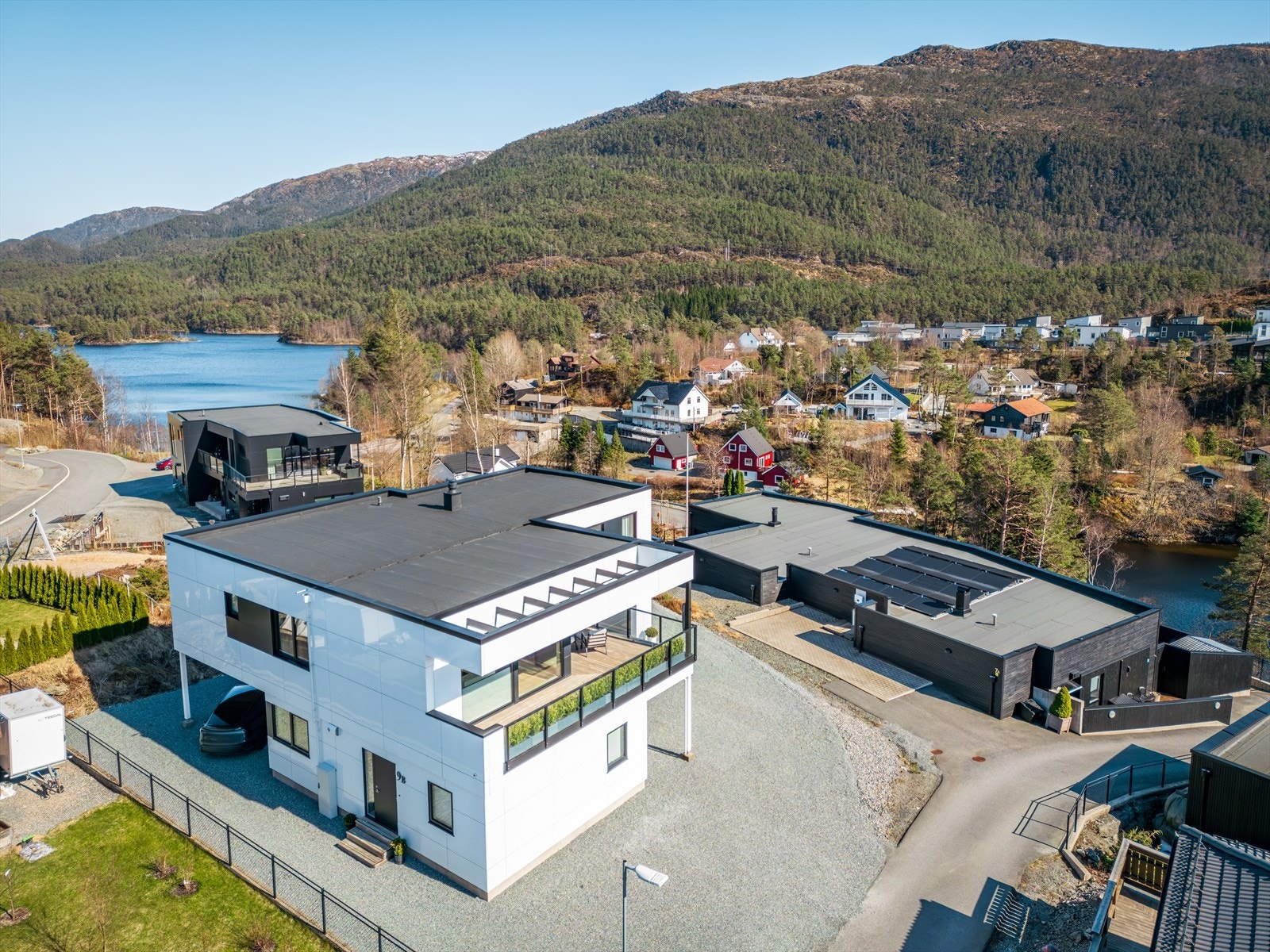 Utleiedelen er adskilt med egen inngang og parkering på vestsiden. Galleribilde