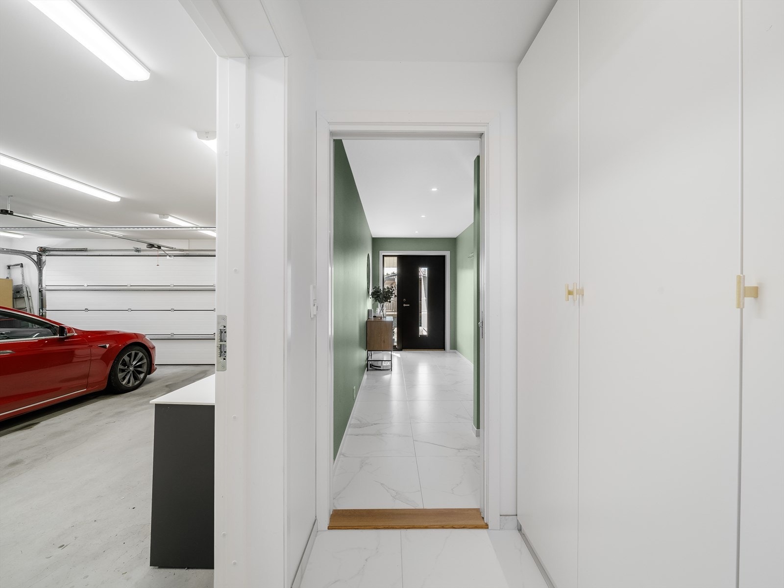 Eiendommen har integrert dobbelgarasje på ca. 49 m², med god plass til både bil og oppbevaring. Galleribilde