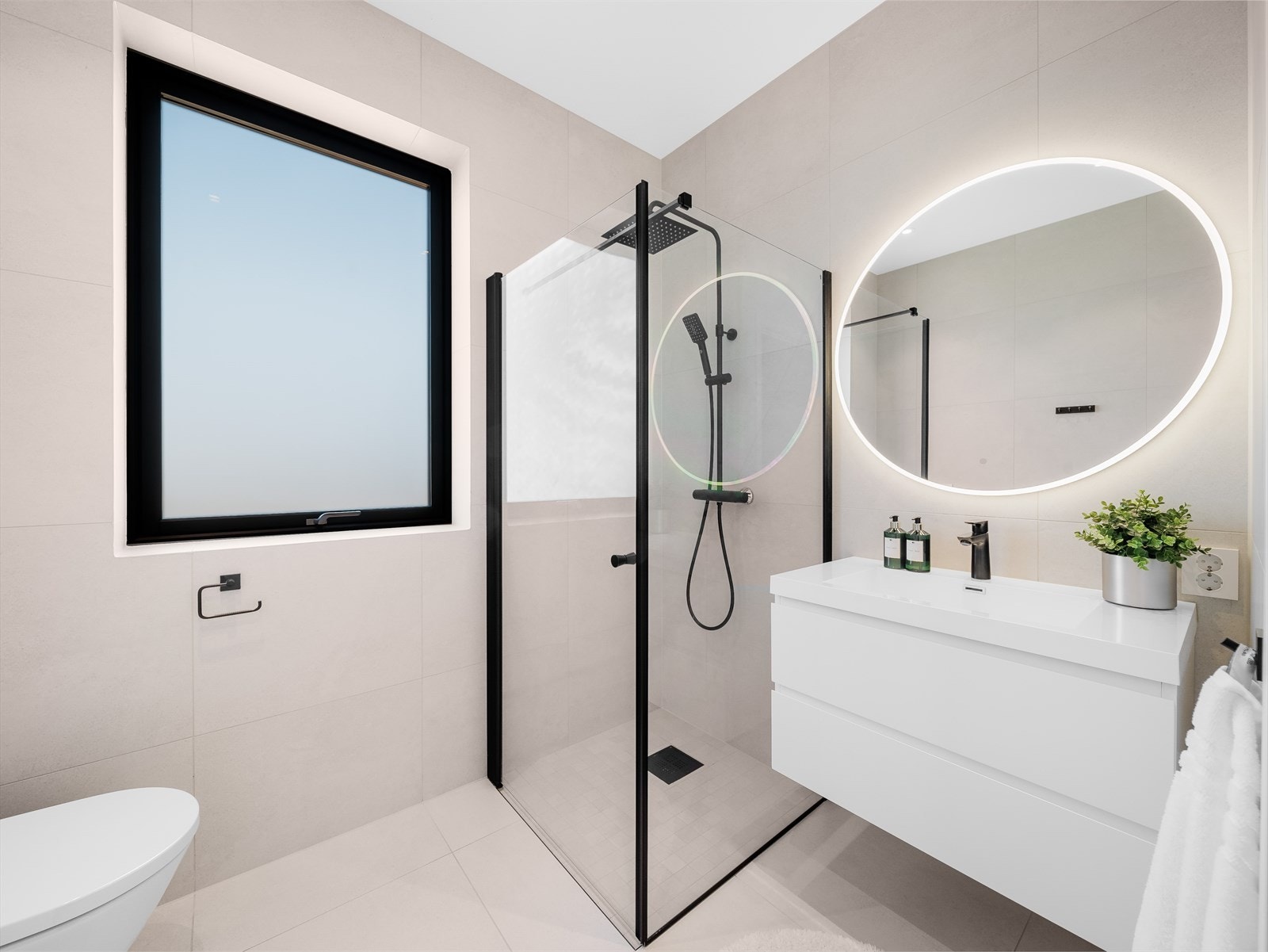 Bad 2 har adkomst fra stuen og er helfliset i et tidløst design. Badet er utstyrt med gulvvarme, vegghengt toalett, servant med underskap og dusj. Galleribilde