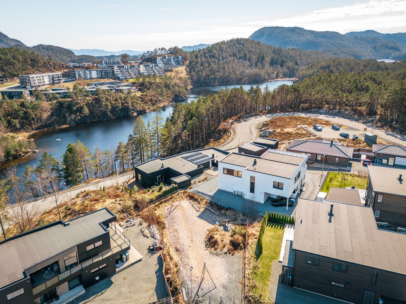 Barnevennlig, fin beliggenhet like ved lekeplass. Galleribilde