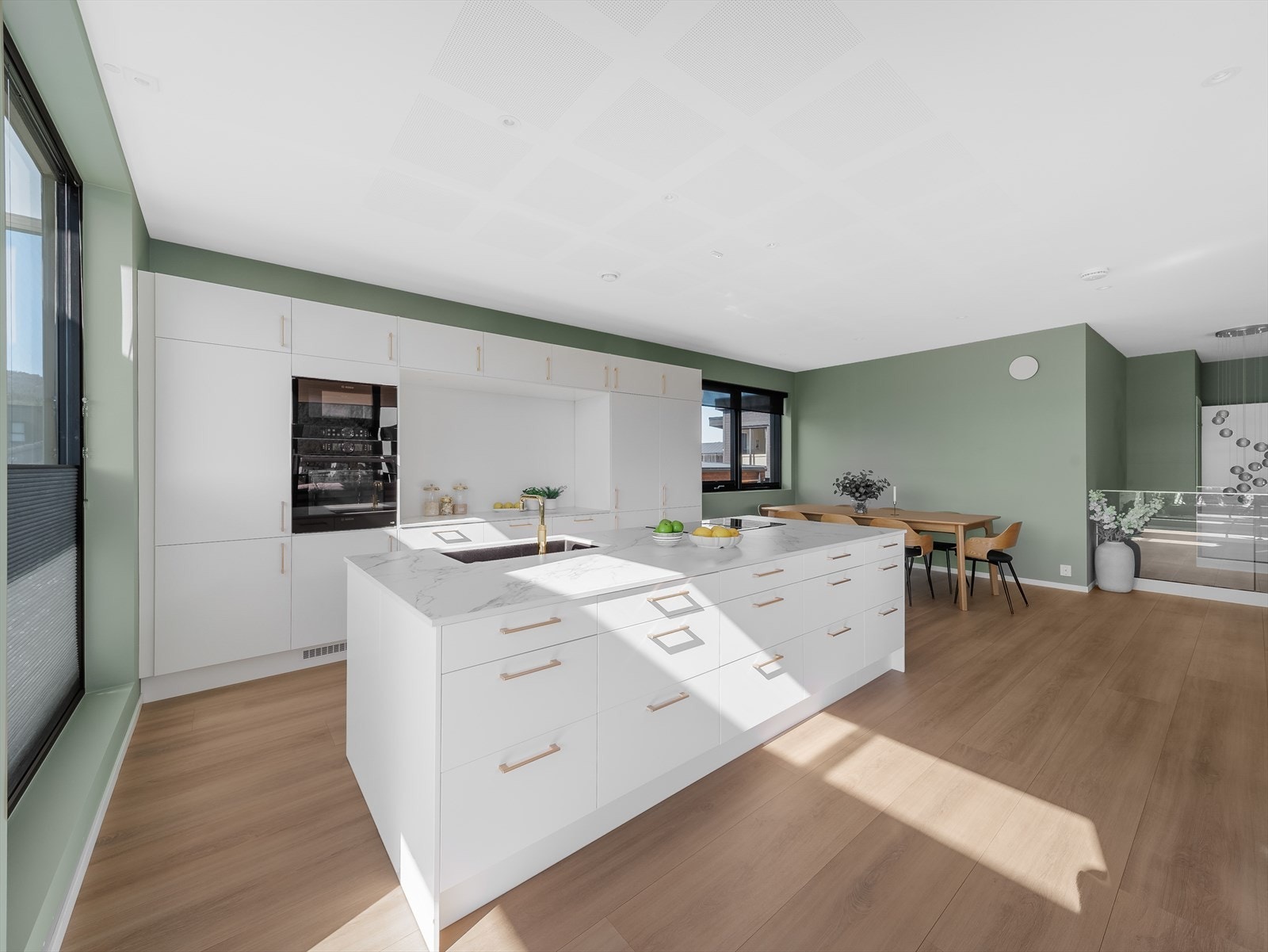 Her møtes funksjonalitet og design i et stilrent kjøkken. Galleribilde
