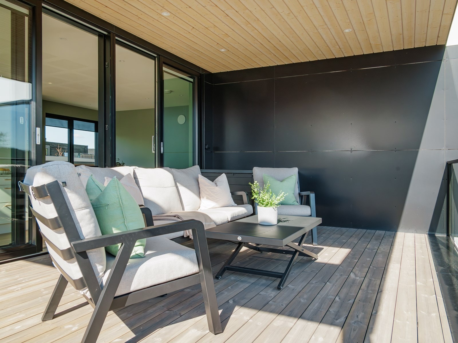 Herlig, overbygget uteplass med downlights. Galleribilde