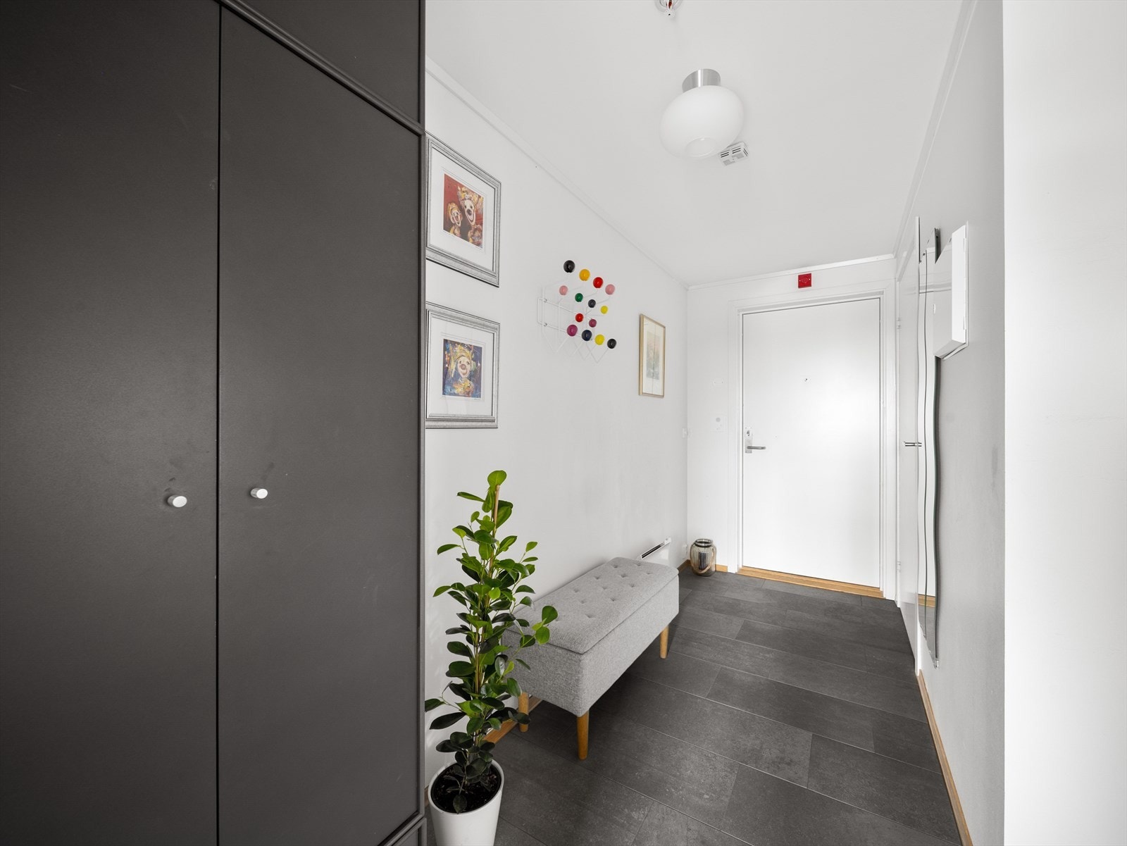 Gangen er romslig, og det er god plass til garderobeskap for oppbevaring av sko og yttertøy. Galleribilde