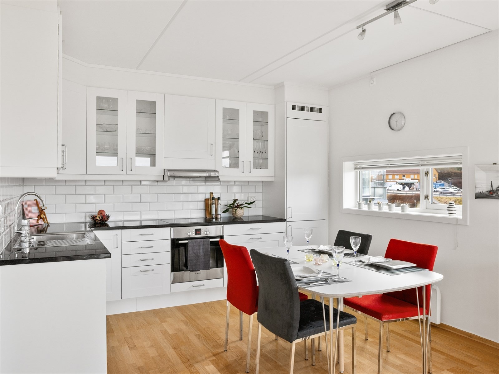 På kjøkkenet er det også rikelig med plass til spisebord, hvor du kan samle familie og venner til et hyggelig måltid. Galleribilde