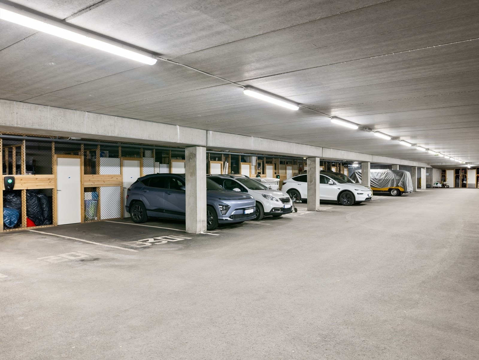 Leiligheten har en fast parkeringsplass i garasjeanlegget. Her finner du også en gitterbod på 5 m². Galleribilde