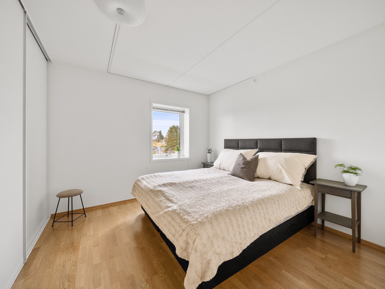 Hovedsoverommet måler 13,4 m² og har god plass til ønsket soveromsmøblement. Galleribilde