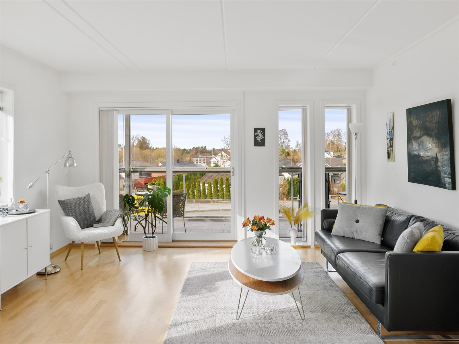 Her er store vindusflater som sørger for et behagelig lysinnslipp! Galleribilde