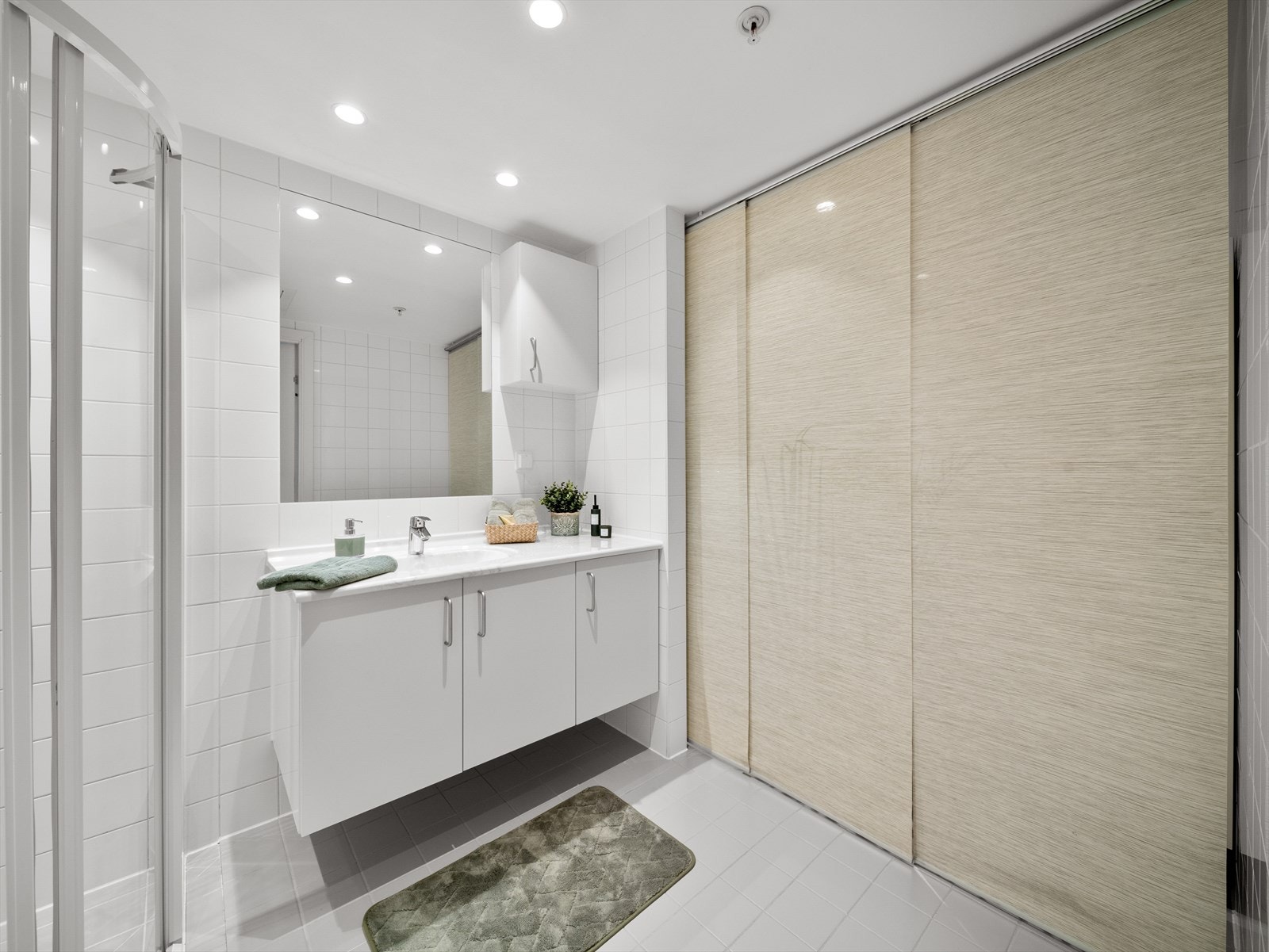 Det er satt opp praktiske gardiner på skinner for å skille vaskerommet fra badet. Galleribilde