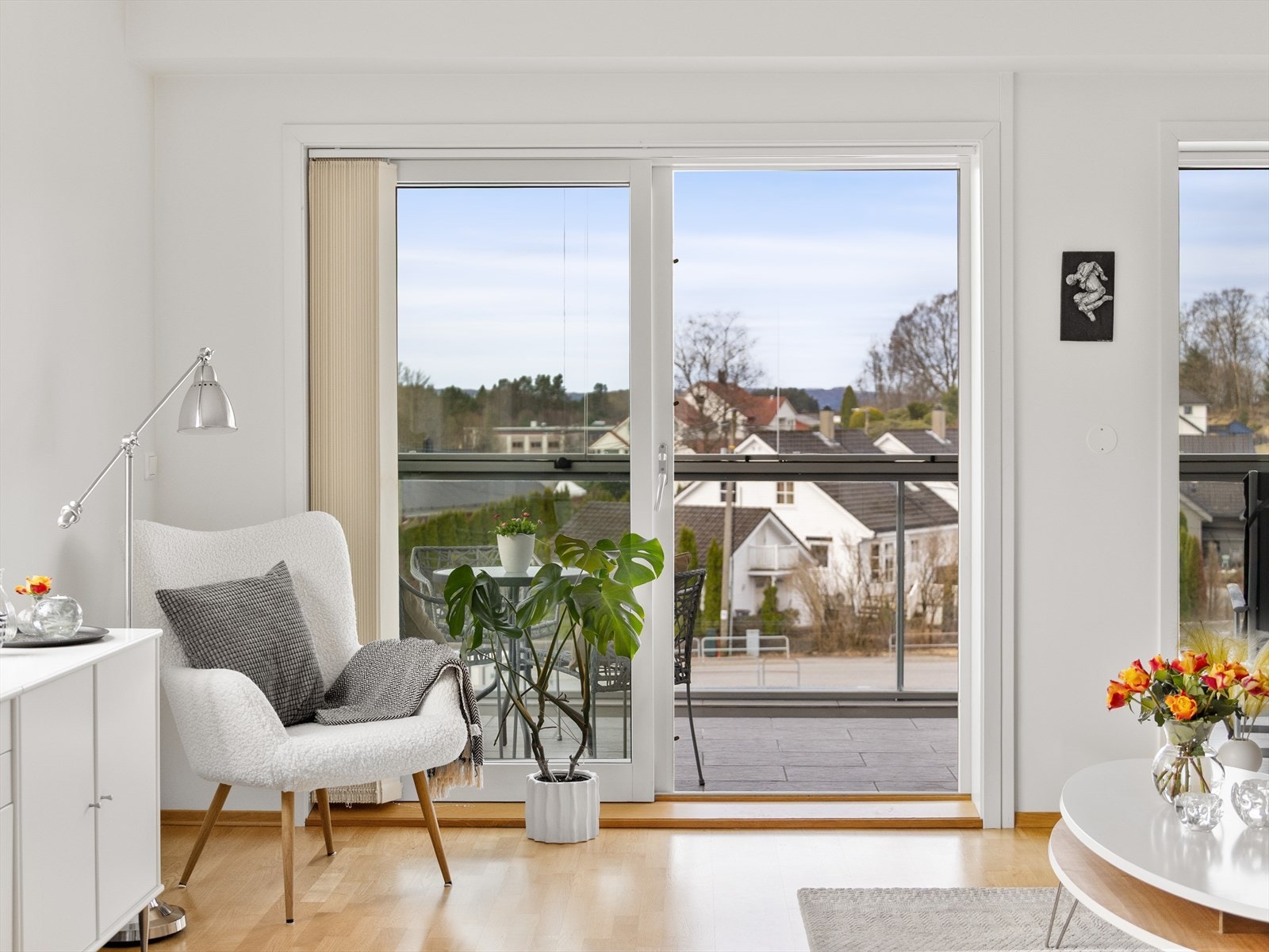 Fra stuen er det adkomst til en flott innglassert verandra! Galleribilde