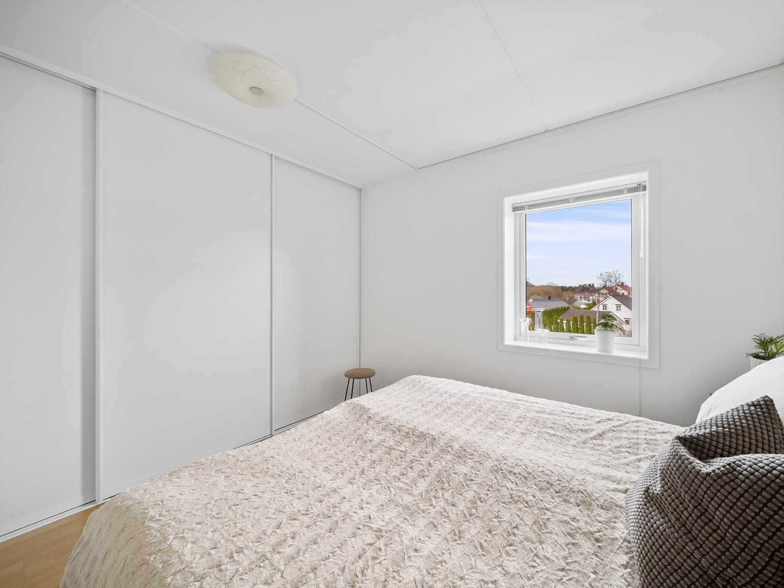 Her er det også praktisk skyvedørsgarderobe. Galleribilde